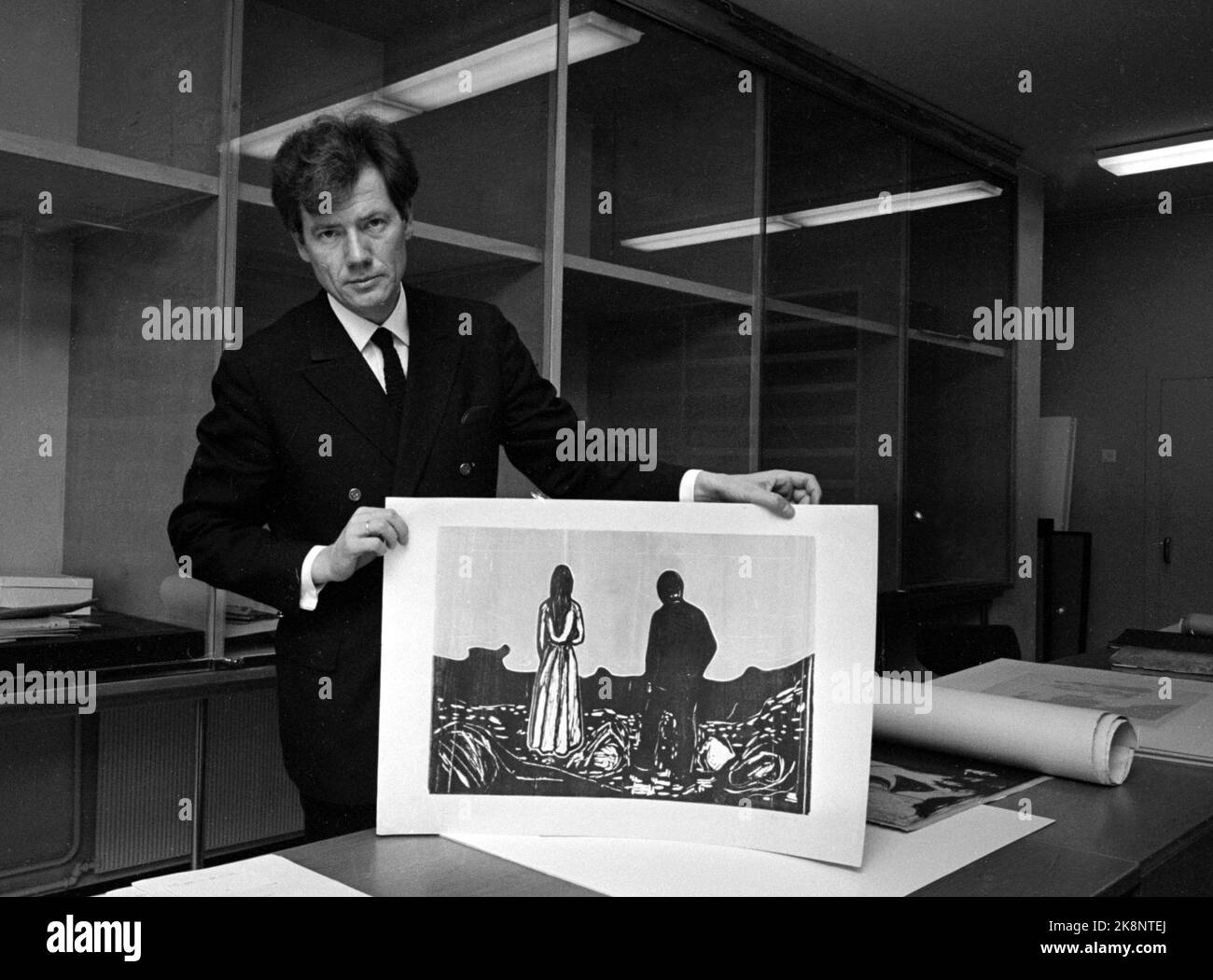 Oslo April 1968 Diebe aus dem Munch Museum entstammen einem Mitarbeiter des Museums. Viele der grafischen Blätter wurden in die Schweiz verkauft. Hier Konservator Pål Hougen mit einem der Bilder, die nun aus der Schweiz ins Museum zurückgekehrt sind. Foto: Aaserud / Aktuell / NTB Stockfoto