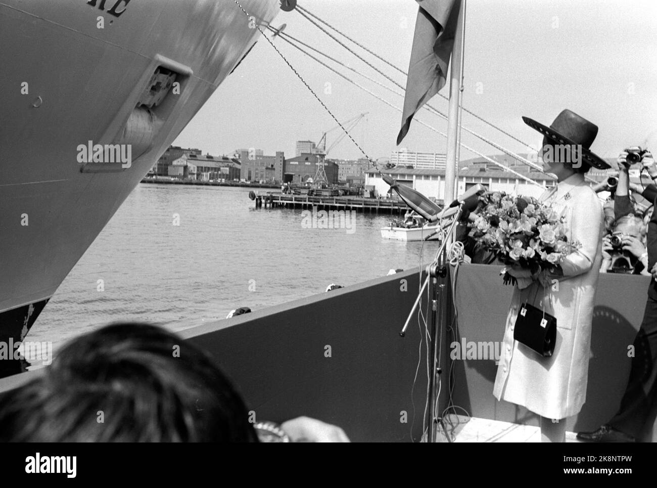 Oslo 19710514 Kronprinzessin Sonja tauft das Kreuzschiff Sea Venture. Hier wird die Kronprinzessin gesprochen, während die Champagnerflasche fertig hängt. Foto: NTB / NTB Stockfoto