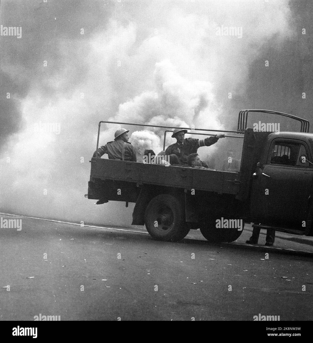 Oslo, 1960. Juni: Übung zur Zivilverteidigung in Oslo. Szenario: Feindliche Flugzeuge hatten eine Atombombe über Majorstua losgelassen und in großen Teilen der Umgebung alles Leben ausgelöscht. Innerhalb von drei Stunden hatte die Zivilverteidigung 300 Schwerverletzte gerettet und unzählige aus eingestürzten Gebäuden gerettet. Feuerwehrmannschaften hatten das Feuer überwunden und der Verkehr konnte zurückgehen .. Foto: Børretzen und Storløkken, aktuell / NTB. Stockfoto