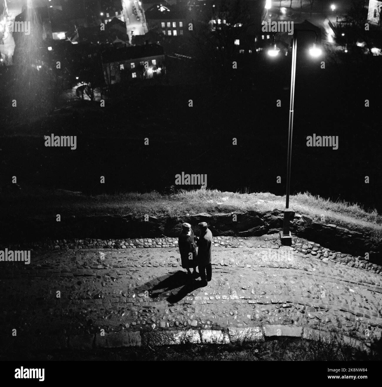 Halden 19611125 eine Nacht in der Stadt Halden Nachtspaziergänger an der Festung. Mann und Frau auf einer Reise im Dunkeln. Foto: Aage Storløkken / Aktuell / NTB Stockfoto