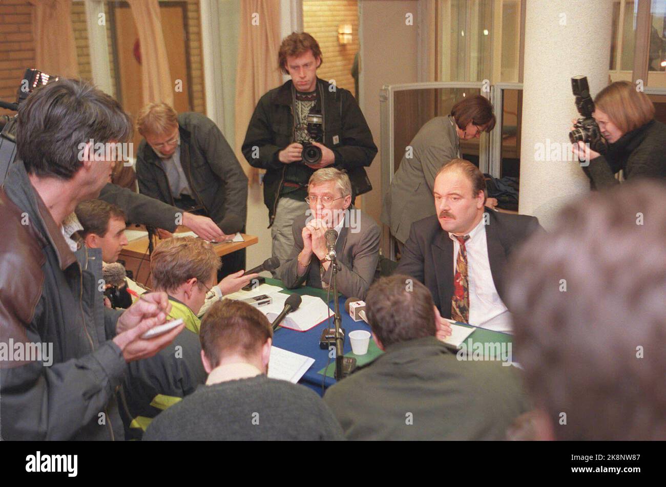 Das Urteil im Fall Birgitte Tengs. Die Verteidiger Arvid Sjødin (TV) und Gunnar Helgevold sind von Presseleuten umgeben. Foto: ALF Ove Hansen / NTB Stockfoto