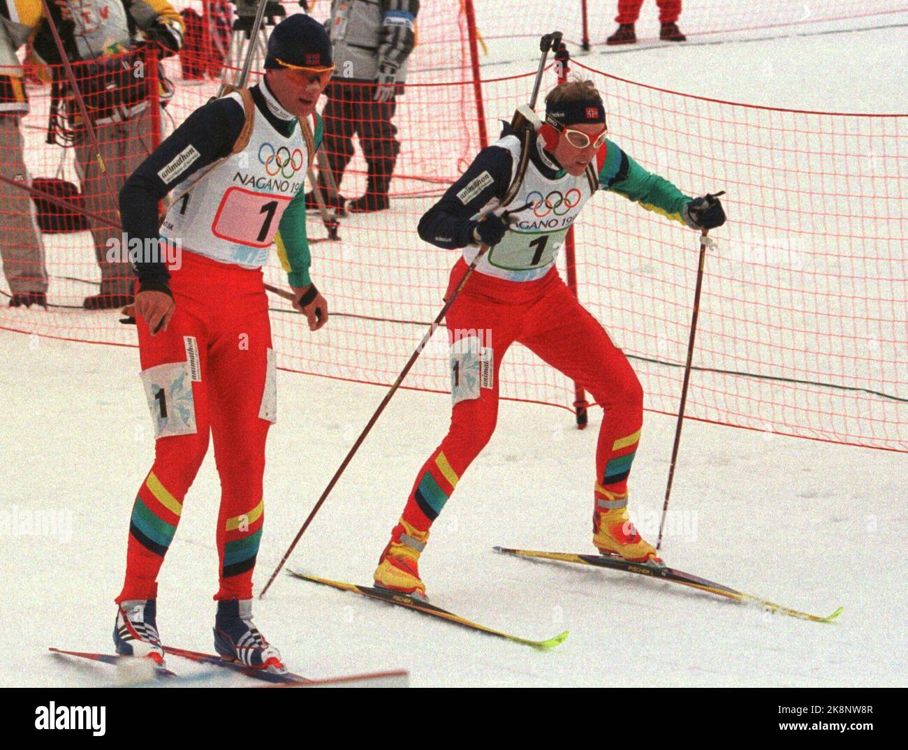 OL NAGANO 199802: Egil Gjelland wechselt während der Biathlon-Staffel mit Halvard Hanevold. Austausch. Norwegen nahm Silber. Scan-Foto: Gunnar Lier Stockfoto