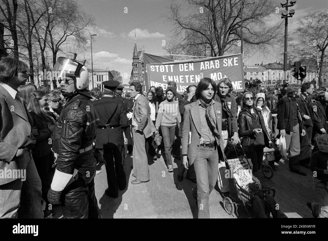 Oslo 19780501. Der Zug vom 1. Mai nach Professional Mai 1 im Zentrum von Oslo. Die Polizei war vor Ort, nachdem Leute rechts außen stinkende Bomben in den Zug geflügelt hatten. Foto Erik Thorberg / NTB / NTB Stockfoto