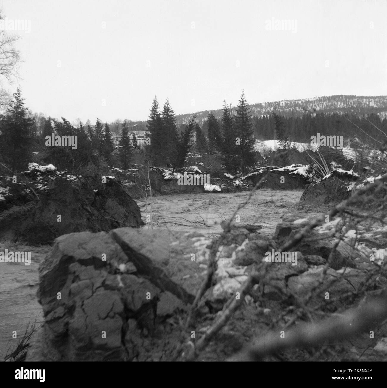 Overhalla, 19590222 große Bodenmassen sind im Fluss Namsen unterhalb von Hildrem Fergested zwischen Vibestad und Øyesvold in Overhalla ausgebrochen. Die Masse ließ sich wie ein Grat über den Fluss nieder und bildete einen Pool, der Hunderte von Dimensionen unter Wasser setzte und die Siedlung bedrohte. Hier sind Lehmmassen in Bewegung. Foto: NTB Corr / NTB Stockfoto