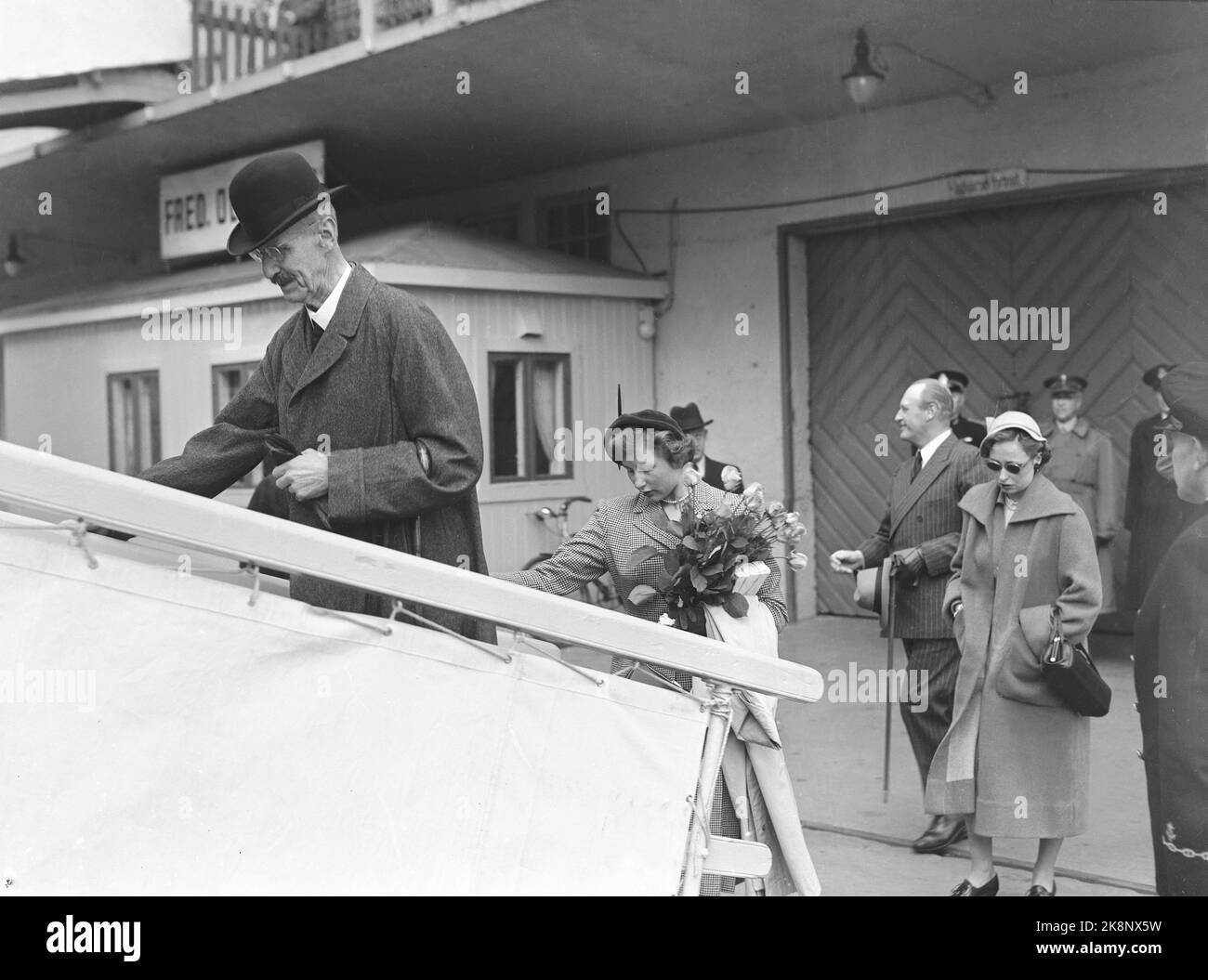 Oslo 19520426. Prinzessin Easter reist nach den Osterferien zurück nach England, wo sie von 1950 bis 1952 in Oxford studiert. Die königliche Familie folgt ihr an Bord des Bootes, das sie nach England bringen wird. Hier (f.) König Haakon, Prinzessin Arid, Prinzessin Ragnhild und Kronprinz Olav. FOTO: VALLDAL NTB / NTB Stockfoto