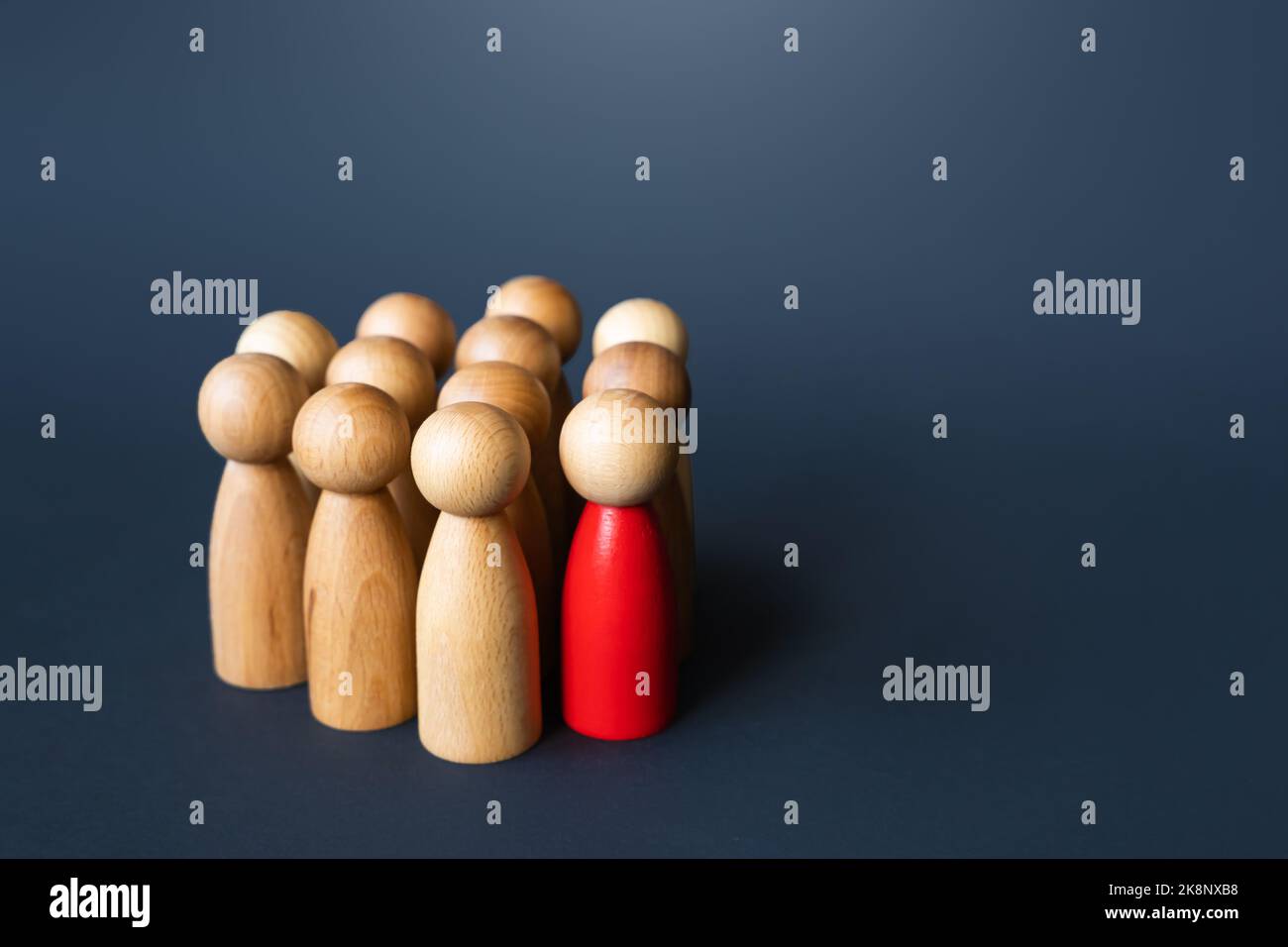 Eine Gruppe von Menschen und rot unter ihnen. Das Auftreten eines Führers in einer Gemeinschaft von Menschen. Teamführung und -Management. Infizierte Männer in cr Stockfoto