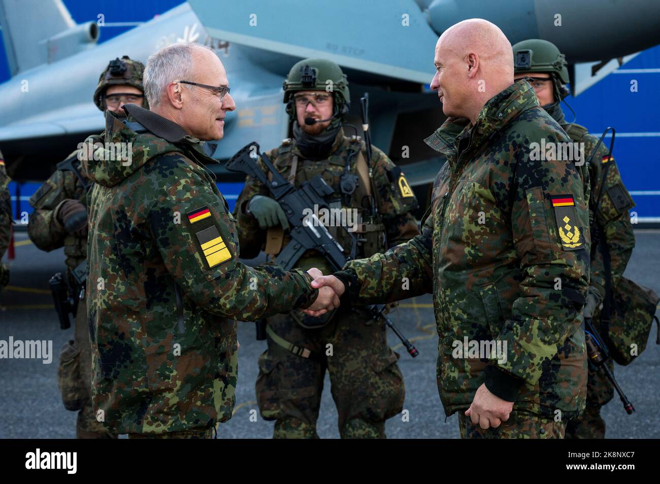 24. Oktober 2022, Estland, Ämari: Vizeadmiral Jan Christian Kaack (l.), Inspektor der Marine, und Generalleutnant Ingo Gerhartz, Inspektor der Luftwaffe, danken Estland nach dem Besuch. Inspektoren der Luftstreitkräfte und der Marine besuchen Estland während des fast einmonatigen Manövers „Baltic Tiger 2022“. Marine- und Luftstreitkräfte üben den Schutz kritischer Infrastrukturen an der Ostflanke der NATO in Estland aus. Foto: Christophe Gateau/dpa Stockfoto