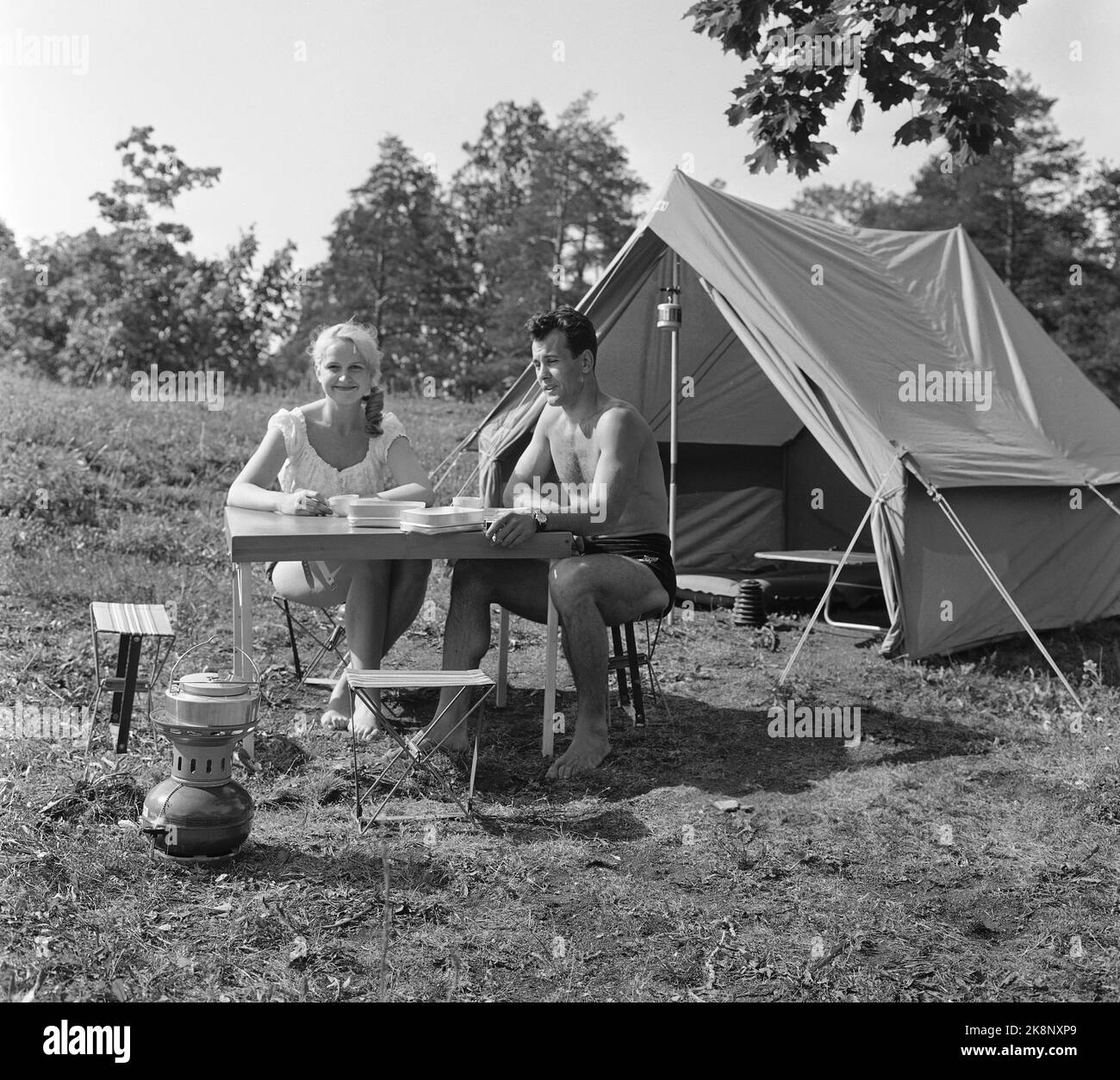 Oslo 13. Juli 1957. Das Wochenmagazin zeigt Campingausrüstung. „Alles mögliche Koffer. Es sieht aus wie ein Tisch, und das ist es auch, wenn Sie kleine Griffe getan haben. Aber sonst ist es ein Koffer, und es ist praktisch und praktisch und enthält eine unglaubliche Menge." Blau. 4 Stühle und Essausstattung für 4 Personen. Preis: 247 NOK. Foto: Kaare Nymark / Current / NTB Stockfoto