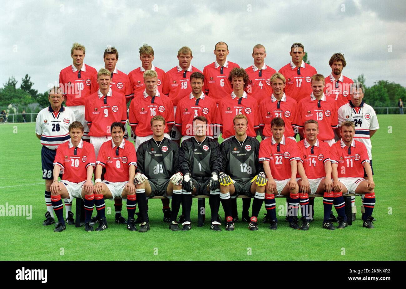 LA BAULE, FRANKRIKE 19980607 VM i Fotball. Landslagssjef Egil Olsen (Th i hvitt, med solbriller) med VM-troppen samlet, før treningen started i La Baule, Frankrike, søndag. BAK Fra venstre: Kjetil Rekdal, Stig Inge Bjørnebye, Gunnar Halle, Egil Østenstad, Ståle Solbakken, Henning Berg, Håvard Flo Og Erik 'Myggen' Mykland. I midten Fra venstre: Assistenzener Bjørn Hansen, Tore André Flo, Jostein Flo, Ronny Johnsen, Dan Eggen, Vidar Riseth, Erik Hoftun Og trener Egil „Drillo“ Olsen. Foran Fra venstre: Ole Gunnar Solskjær, Øyvind Leonhardsen, Espen Baardsen, Frode Grodås, Thomas Myhre, Brüllen Stockfoto