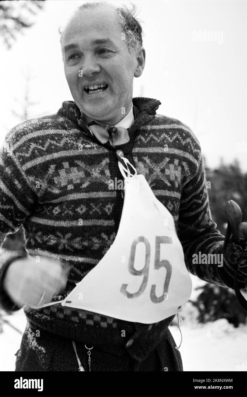 Oslo 19530228. Der 11. Februar 1953 war ein großer Tag in der Skigeschichte des Landes. Nach einer großen Anstrengung der norwegischen Politiker schlug der Storting das schwedische und finnische parlament und gemeinsam beim Skisport im Langlauf am Skytterkollen. Auf dem Bild sehen wir den Politiker Kjell Bondevik (KRF) Rogaland mit einer Startnummer auf seiner Brust, der durch das Gehen des Barkopfes auf die Aufmerksamkeit stieß. Mit seinen 43 Jahren hört er fast zu Hause in der B-Klasse. Foto: Sverre A. Børretzen / Aktuell / NTB Stockfoto