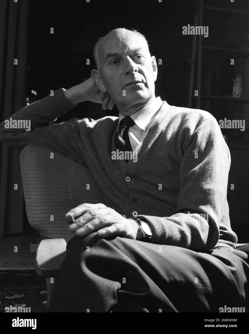 Oslo 195911. Premierminister Einar Gerhardsen lebt nicht in der Residenz des offiziellen Premierministers. Er lebt mit seiner Familie in einer Blockwohnung in Sofienberggata. Hier sehen wir Gerhardsen bei einer Zigarre zu Hause im Wohnzimmer entspannen. Ernst. Foto: Aage Storløkken / Aktuell / NTB Stockfoto