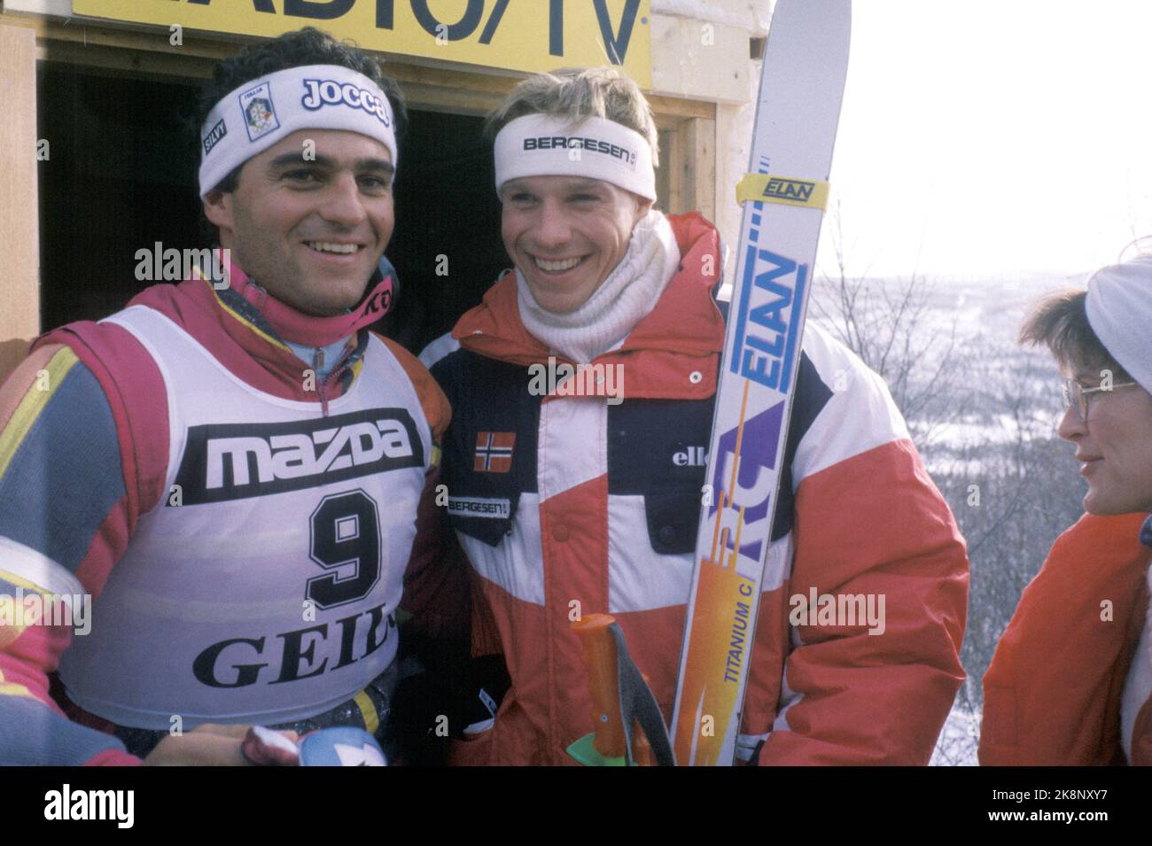 Oslo 1990308 - Alpin auf Geilo. Slalom. Ein zufriedener Ole Kristian Furuseth mit Alberto Tomba aus Italien. Foto: Jan Greve / NTB Stockfoto