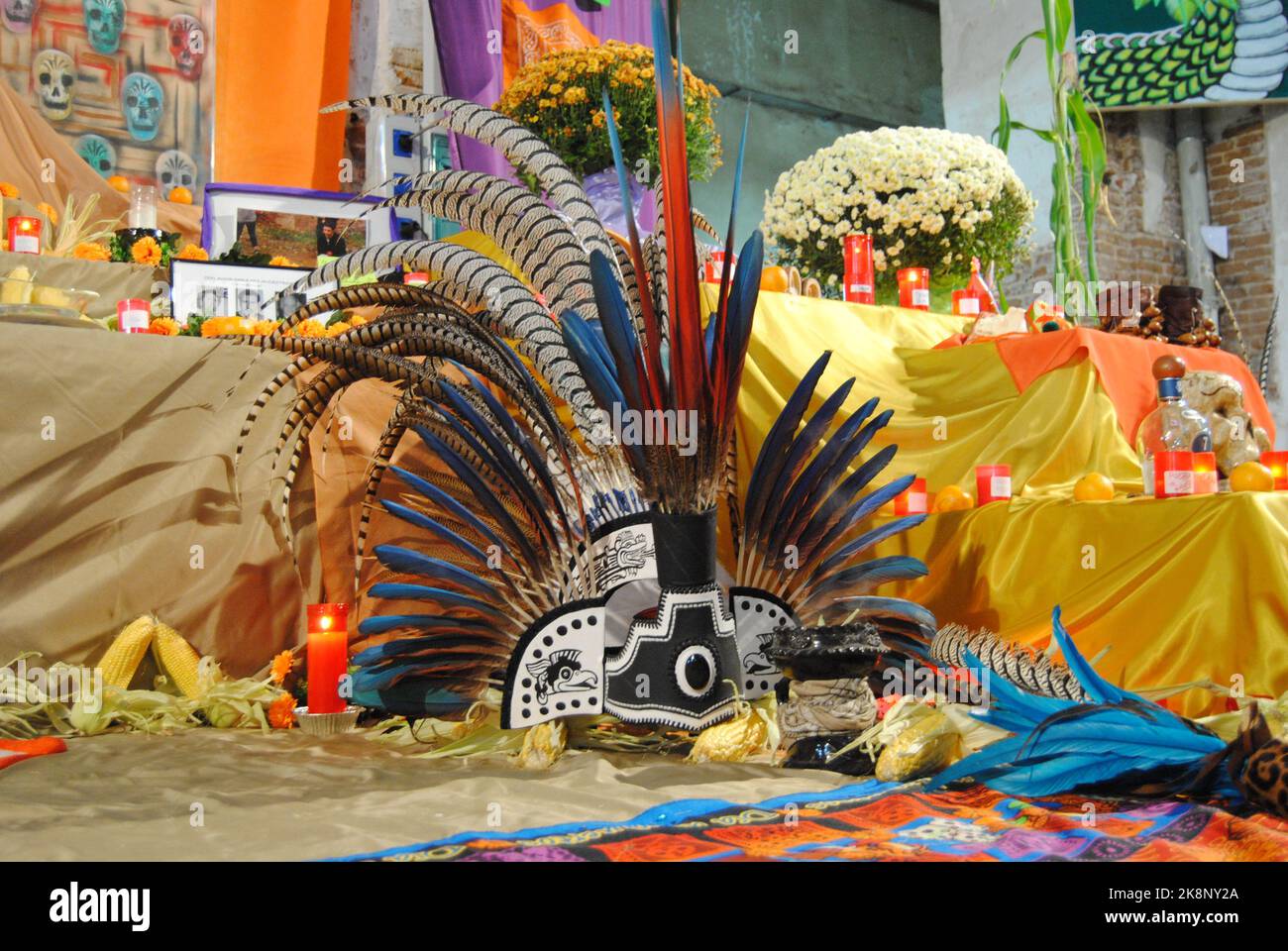 Ein Kopfschmuck aus der Feier des Tages der Toten (el Dia de los Muertos) in Madrid, Spanien Stockfoto