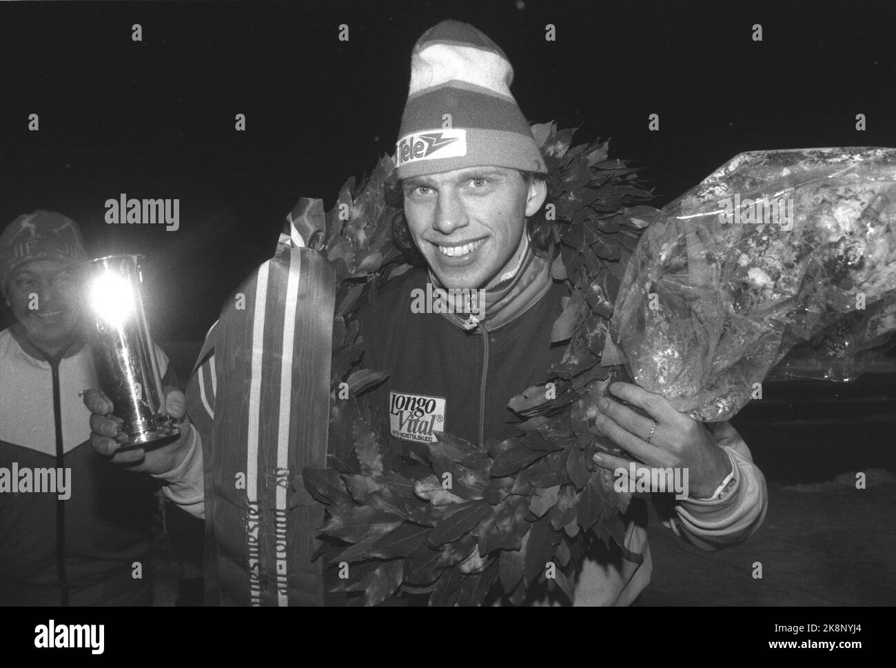 Jevnaker 19860112. NM-Skating, Männer. Hier ist ein glücklicher Skater Tom Erik Oxholm, der in der Gesamtwertung während der NM gewonnen hat. Hier vom Siegerpodest mit Lorbeerkranz und Trophäe. Foto: Inge Gjellesvik NTB / NTB Stockfoto
