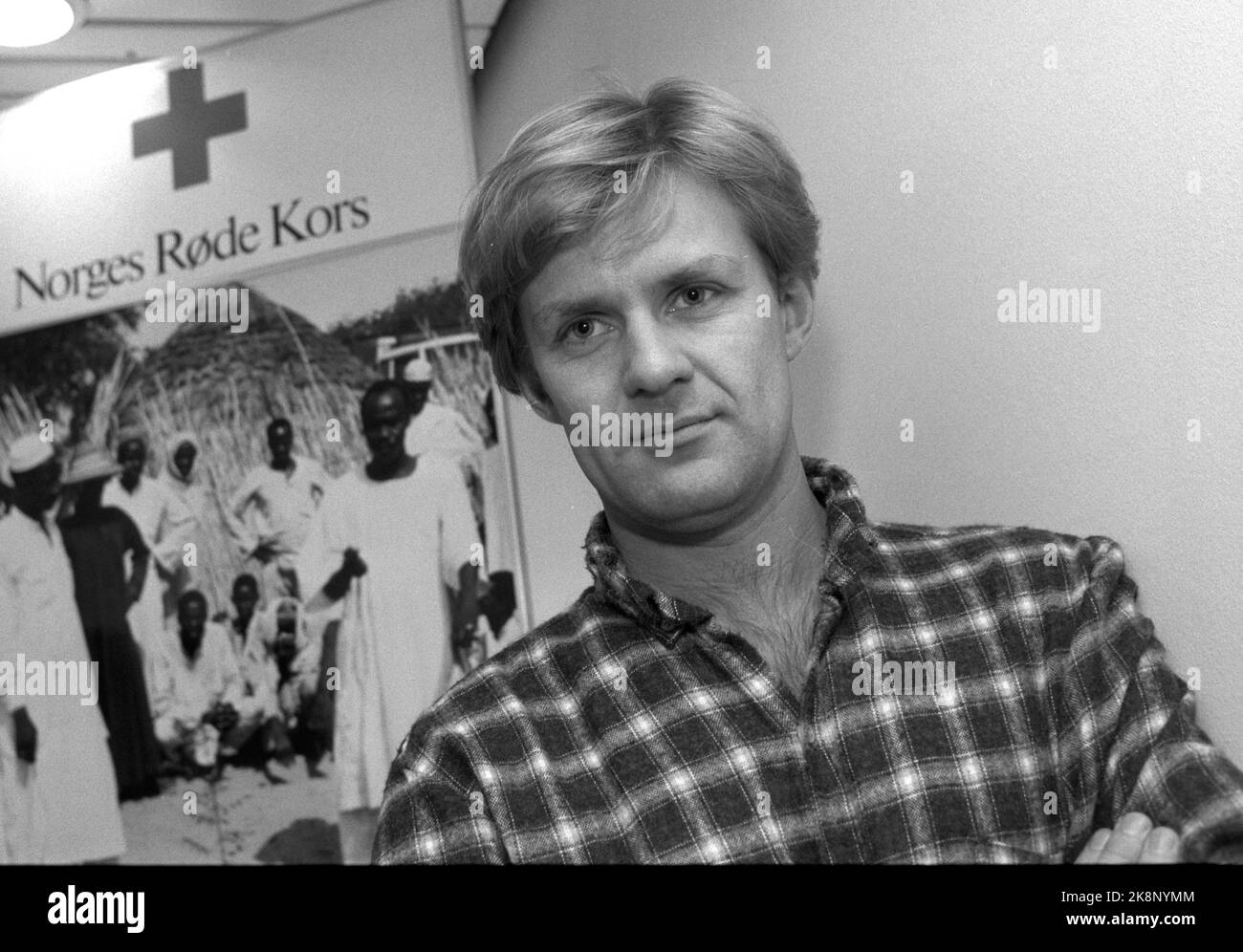 Oslo 19881018 Information Manager im norwegischen Roten Kreuz Jan Egeland. Foto mit dem Roten Kreuz im Hintergrund. Foto: Eystein Hanssen / NTB / NTB Stockfoto