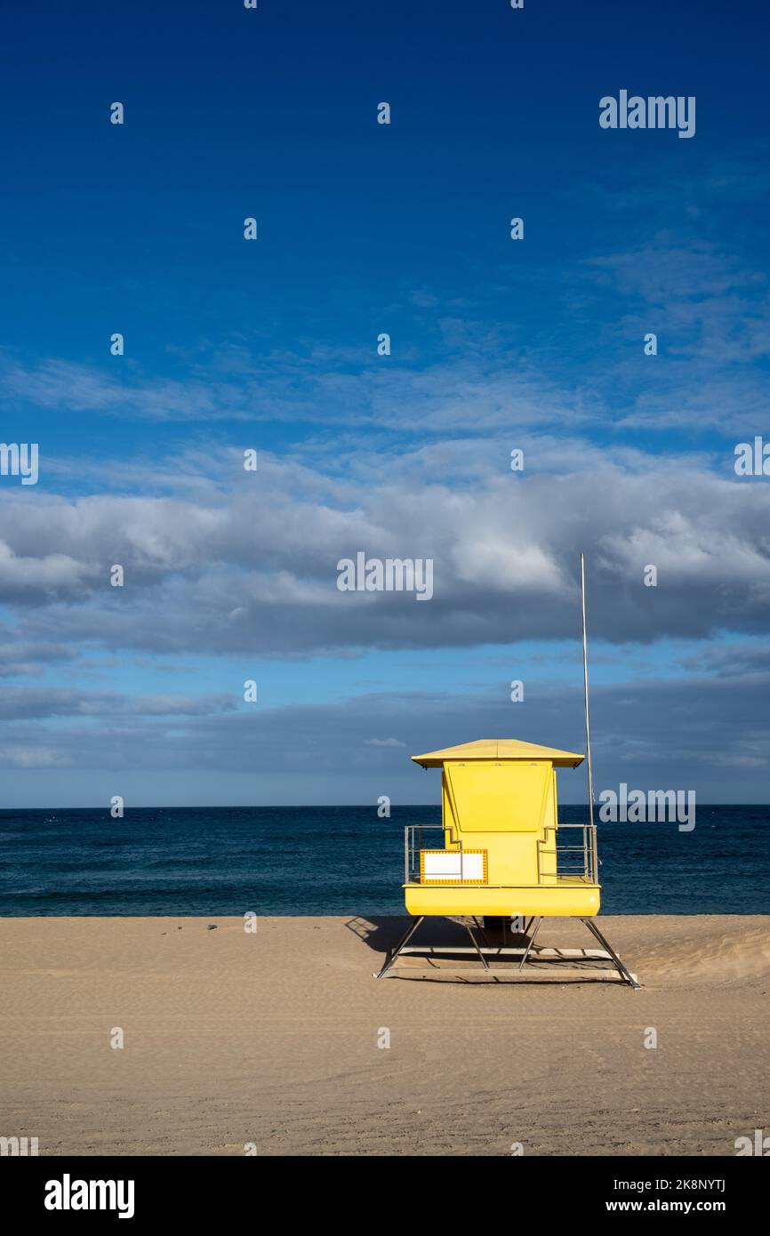 Rettungsschwimmer Turm am Strand an einem sonnigen Tag Stockfoto