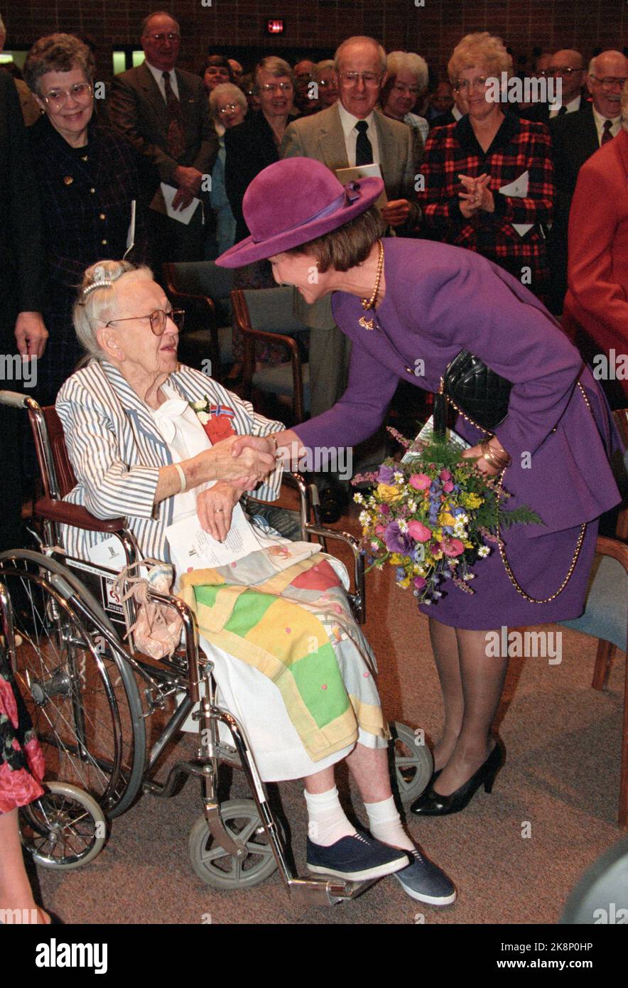 Minneapolis, USA 199510. Die Reise des königlichen Paares in die Vereinigten Staaten. König Harald und Königin Sonja bei einem offiziellen Besuch in den Vereinigten Staaten. Das Bild: Königin Sonja besucht das Heidekraut-Pflegezentrum. Die Königin begrüßt die 98-jährige Margaret Evensen. Foto: Terje Bendiksby Stockfoto