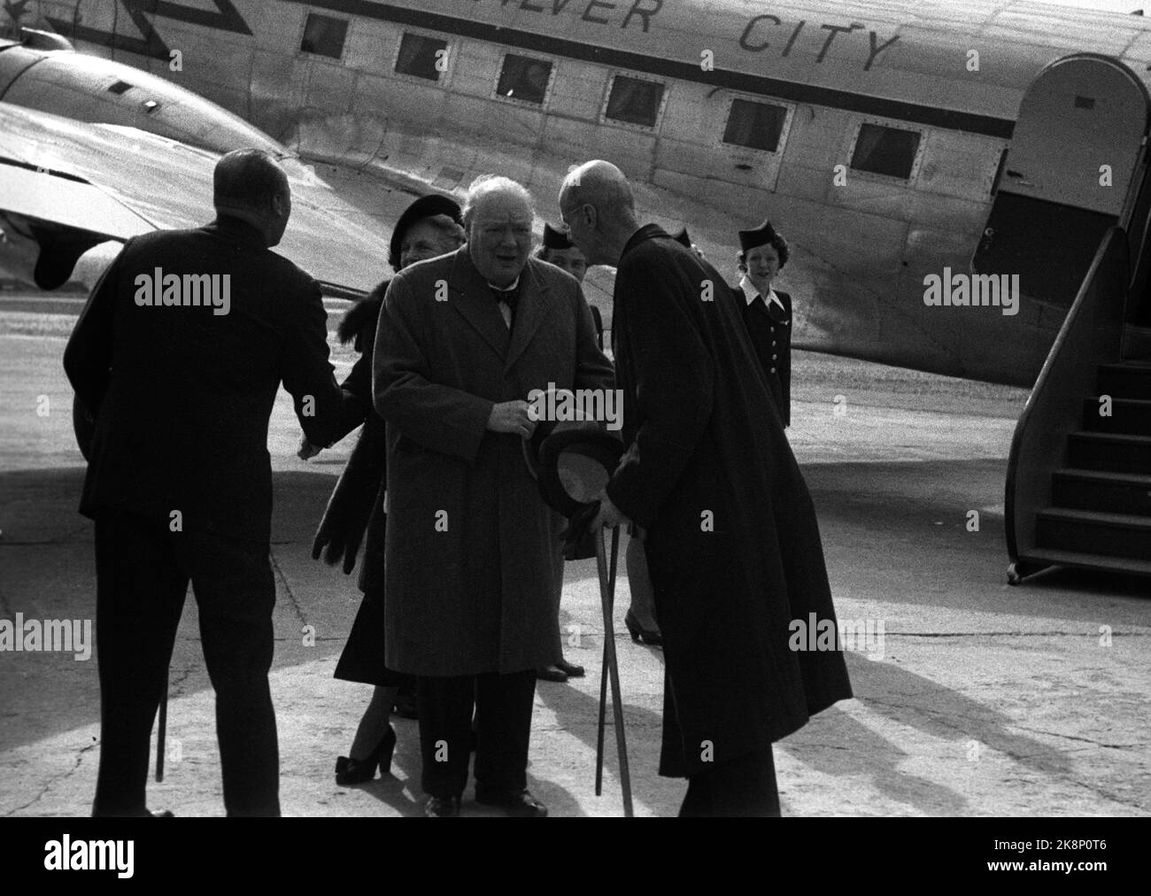 Oslo. 19480512. Winston Churchill kommt in Norwegen am Flughafen Fornebu an. Hier wird er von König Haakon VII. Und Kronprinz Olav empfangen. Foto: NTB Stockfoto