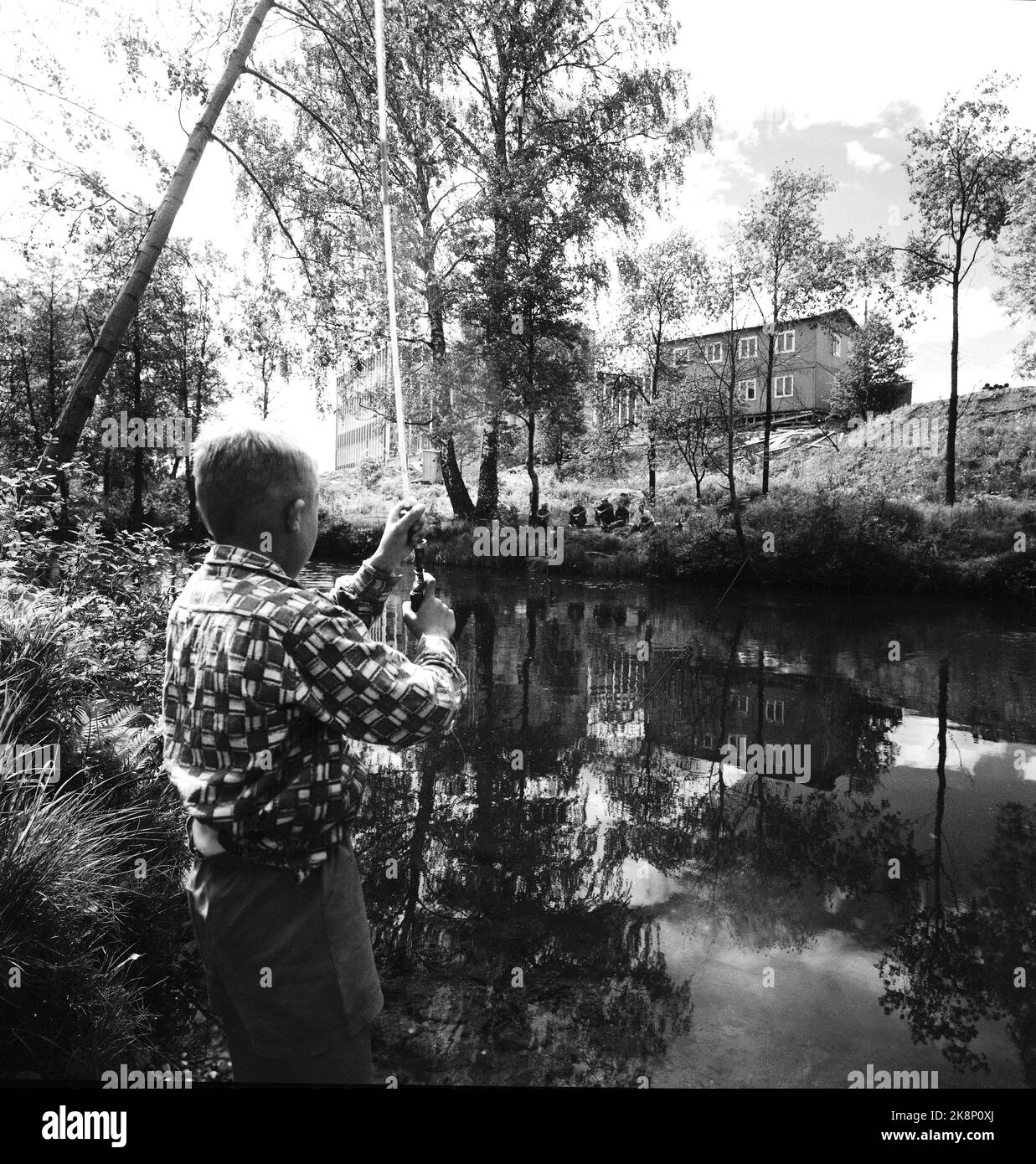 Oslo im Sommer 1962. Ein Spaziergang entlang der Akerselva von OS nach OS. Hier ist ein Junge, der im Fluss fischt. Foto: Aage Storløkken / Aktuell / NTB Stockfoto Oslo im Sommer 1962. Ein Spaziergang entlang der Akerselva von OS nach OS. Hier ist ein Junge, der im Fluss fischt. Foto: Aage Storløkken / Aktuell / NTB Stockfoto