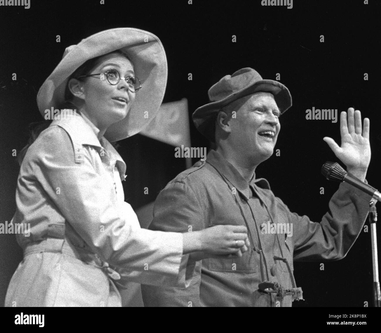 Oslo 19700508. Die Künstlerin Wenche Myhre und Povel Ramel spielen gemeinsam in der „Pow Show 1“ im Oslo New Theatre. Foto: Erik Thorberg NTB Archive / NTB Stockfoto