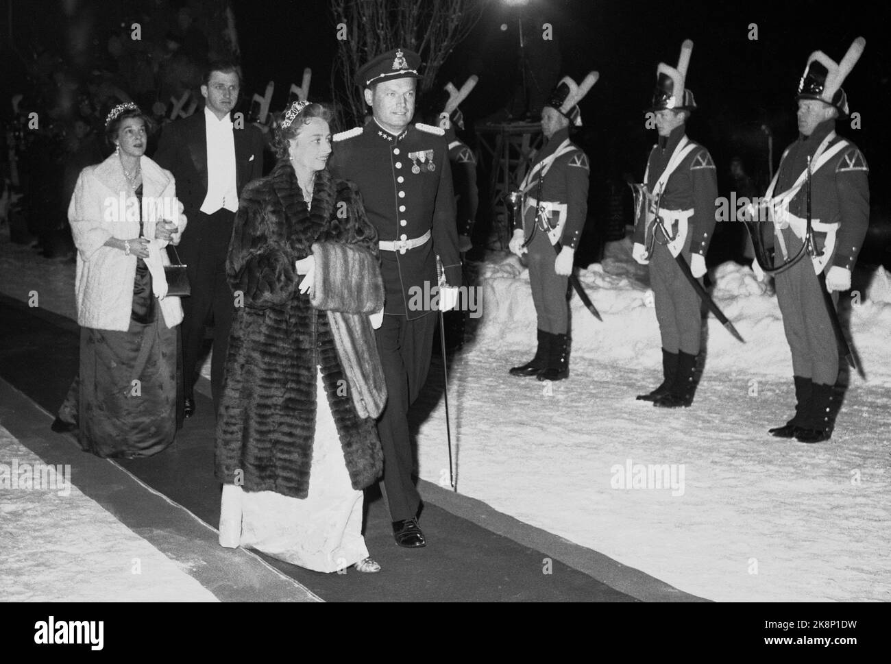 Asker 19610112. Die Hochzeit von Prinzessin Esplana. Die Gäste verlassen die Kirche. Hier Prinzessin Ragnhild Mrs. Lorentzen und Erling Lorentzen. Foto: NTB / NTB Stockfoto