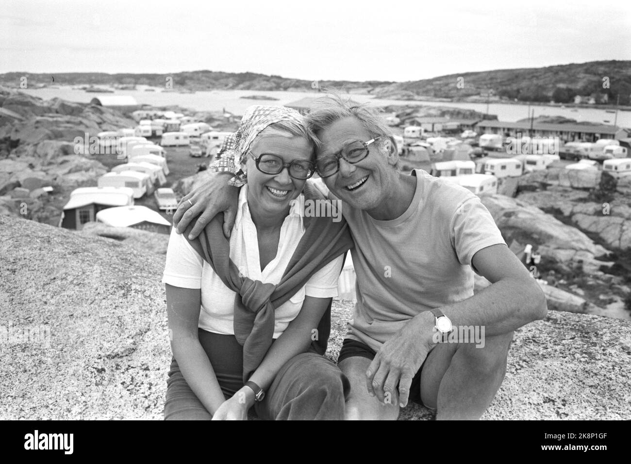 Tjøme 19740713. Das Ehepaar Odd Grythe und Ada Haug reisen zusammen mit den Kindern von Campingplatz zu Campingplatz, um TV-Material mit Live-Übertragung für NRK zu erstellen. Hier von Mostranda Camping, wo das Ehepaar eine kleine Pause zwischen den Schlachten gemacht hat. Foto: Ivar Aaserud Current / NTB Stockfoto