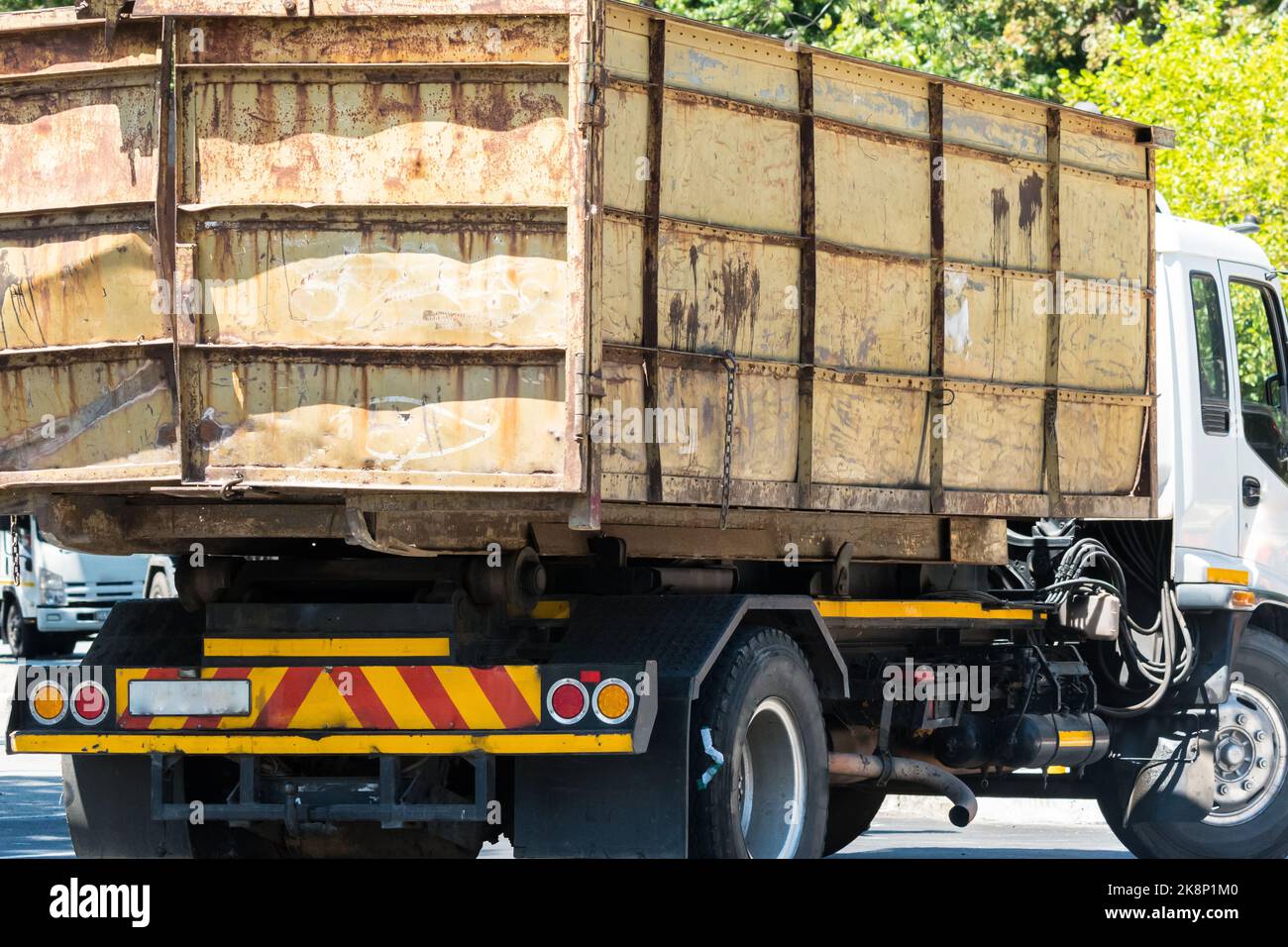 Nahaufnahme eines schweren Lkw oder Lkw in einem Straßenkonzept für den industriellen Transport oder Transport Stockfoto
