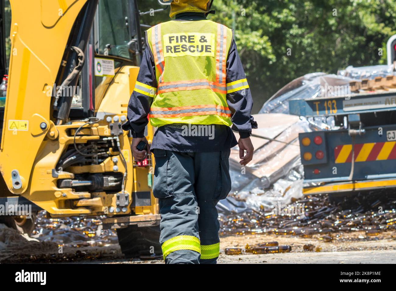 Bei einem Verkehrsunfall, bei dem ein Schnellmesserwagen in Kapstadt, Südafrika, seine Ladung verlor, trägt der Feuerwehr- und Rettungsdienst eine gut sichtbare Kleidung Stockfoto