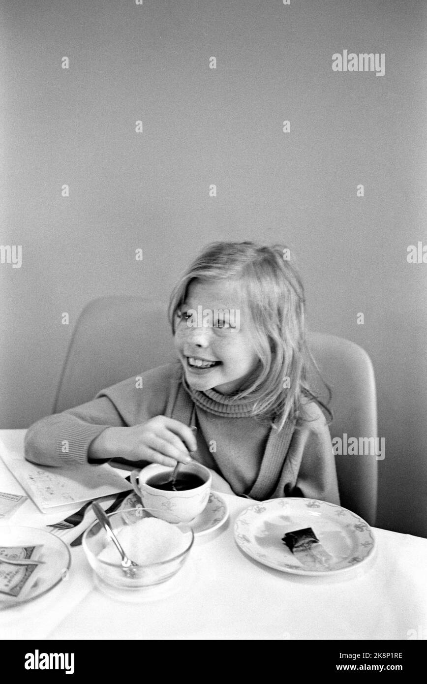 Røros März 1968 Aufnahme des Films über Pippi Langstrumpf aus den Büchern von Mastrid Lindgren. Pippi wird von Inger Nilsson gespielt. Hier ist Inger Nilsson selbst ohne Kostüm, trinkt Tee. Foto: Aage Storløkken / Aktuell / NTB Stockfoto