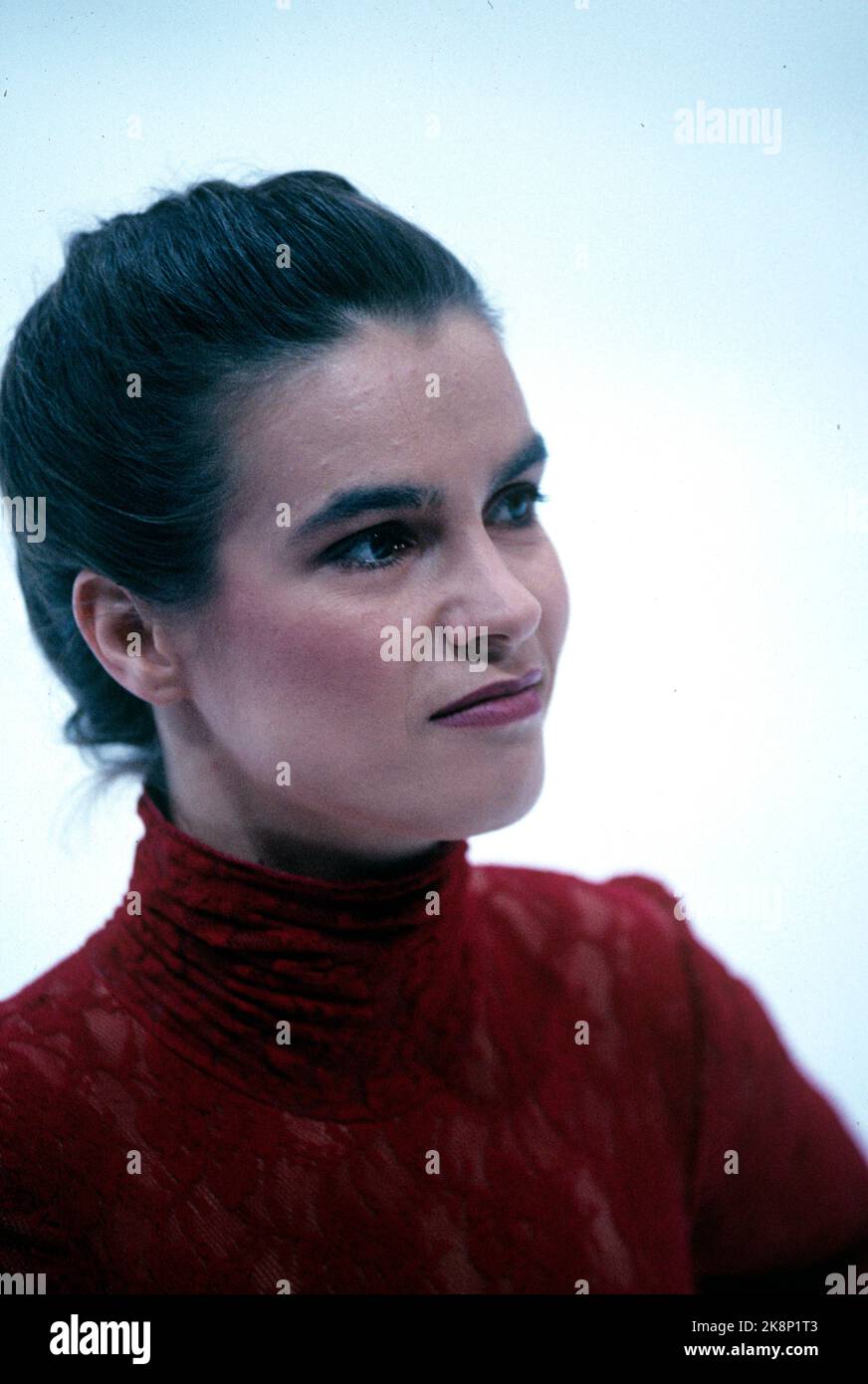 Hamar 19940225 OL Lillehammer-94, Eiskunstlauf, freie Frauen im Hamar Olympic Amphitheater. Die nachdenkliche Katarina Witt, die nach ihrem Free-Running-Choreografien für das Programm „Where have All The Flowers Gone“ den hart erprobten Menschen in Sarajevo gewidmet war, wo sie 1984 ihr erstes olympisches Gold gewann. Foto: Johnny Syversen / NTB Stockfoto