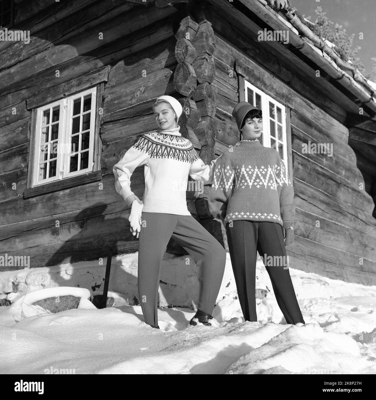 Oslo 29 December 1956 Norwegische Mode für den norwegischen Winter. 'Gilde Colors in the Snow' -Ackbar ein Farbfoto kann den richtigen Eindruck dieser beiden Outfits vermitteln. Ingers Pullover ist himmelblau mit weißem Muster und kostet kr. 175.-. Susse hat weißen Pullover für kr. 120 und die Hose von Congored Gabardine. Foto; Kaare Nymark / Aktuell / NTB Stockfoto