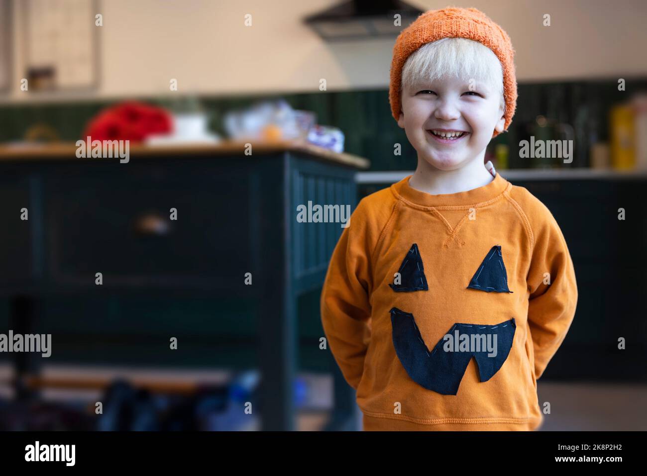 Ein kleiner Junge trägt ein hausgemachtes Kürbis halloween Kostüm Stockfoto