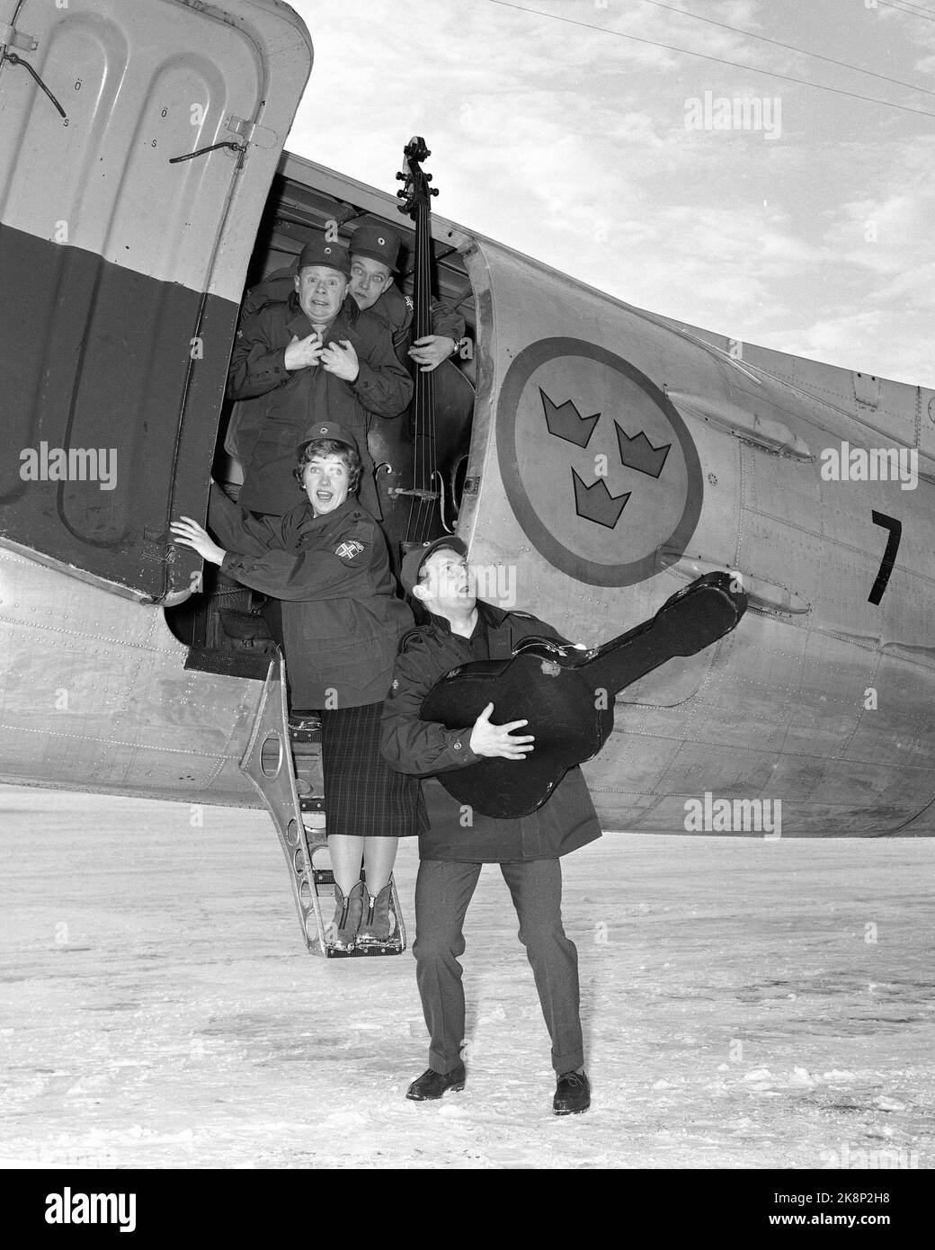 Oslo 19590229 Group die Monn-Keys reisen nach Gaza, um die UN-Truppen zu unterhalten. Hier die Gruppe in Fornebu, vor dem schwedischen Militärflugzeug, um sie nach Gaza zu bringen. Foto: NTB / NTB Stockfoto