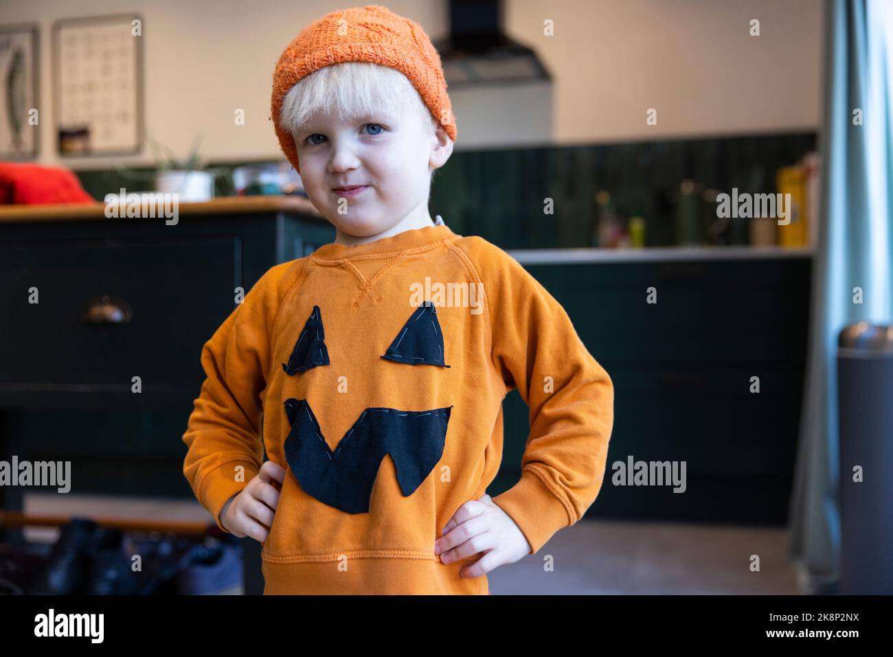 Ein kleiner Junge trägt ein hausgemachtes Kürbis halloween Kostüm Stockfoto