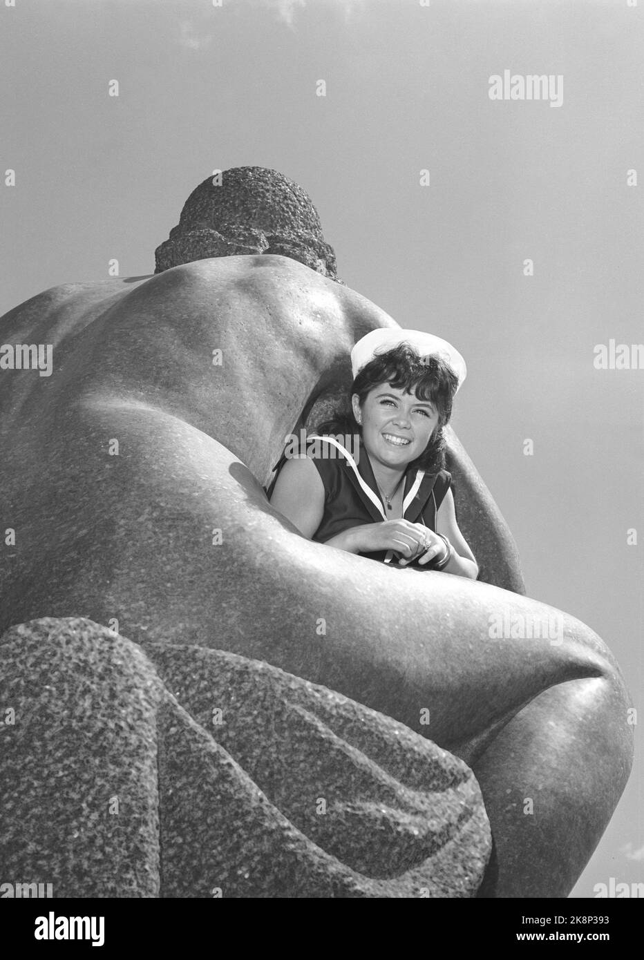 Oslo 19640727. Künstlerin Wenche Myhre 17 Jahre in Seemannskleid fotografiert zusammen mit Skulpturen in der Vigeland-Anlage im Frogner Park. Foto: Ivar Aaserud Current / NTB Stockfoto