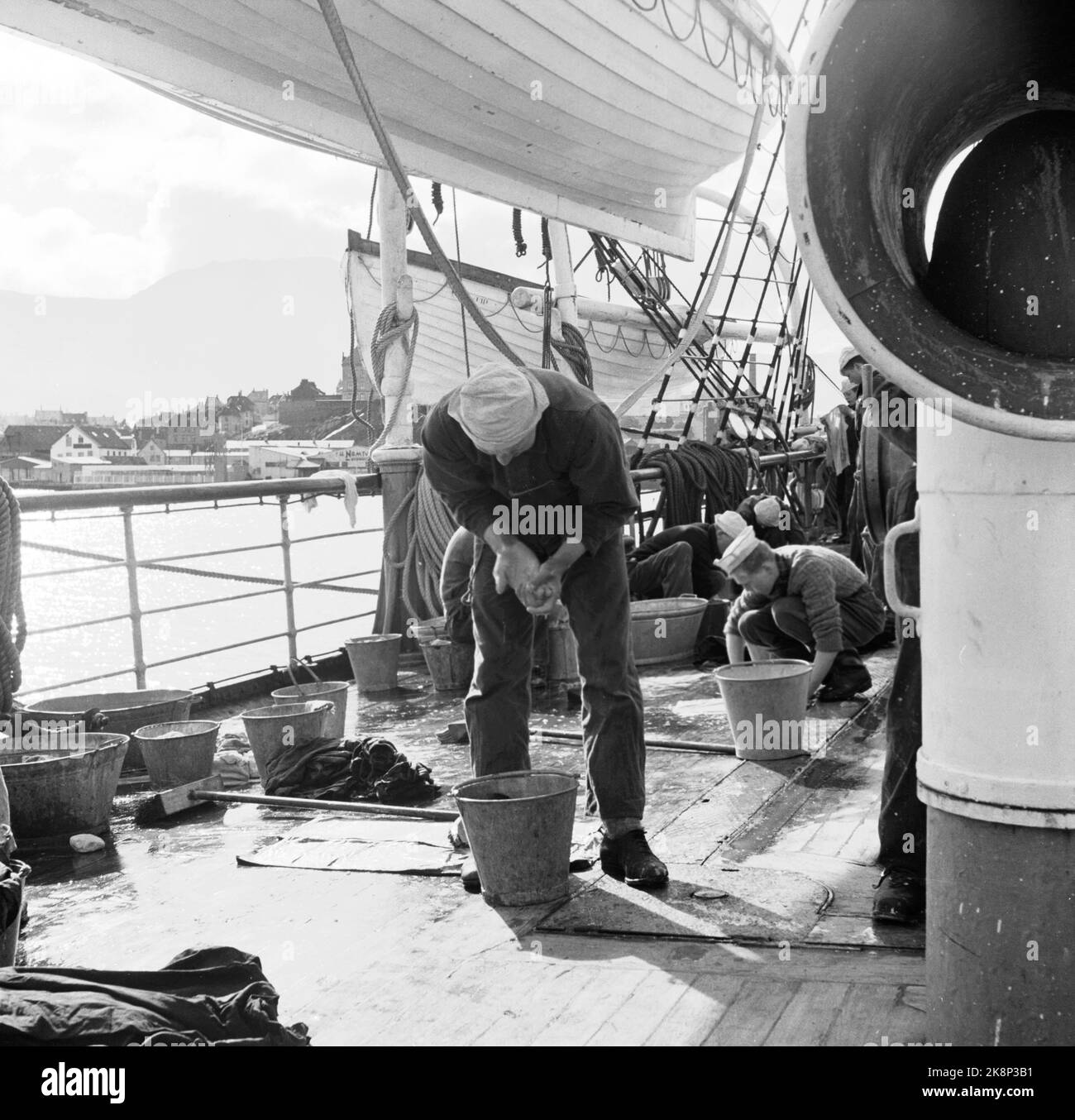195207. Bergens Schulschiff 'Statsraad Lehmkuhl' die 1700 Tonnen Segelschiff segelt auf See über den Atlantik gegen New York mit 180 ersten Reisegiffen an Bord. Das Segelschiff liegt seit 1948 am Byfjord in Bergen abgeschieden. Es ist das erste Mal, dass ein norwegisches Schulschiff mit nur erstmaligen Jungen auf lange Geschwindigkeit einschiffte. Hier sehen wir, wie die Jungen den Reifen abwerfen und waschen. Stock Photo: Sverre A. Børretzen / Aktuell / NTB Stockfoto