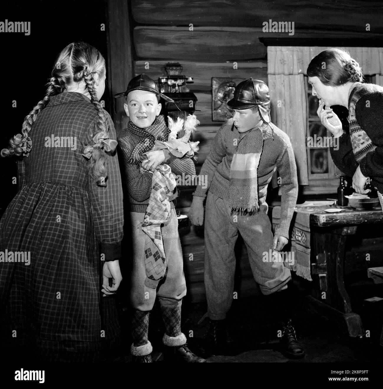 Mutter oline studiert das verletzungsfoto -Fotos und -Bildmaterial in ...