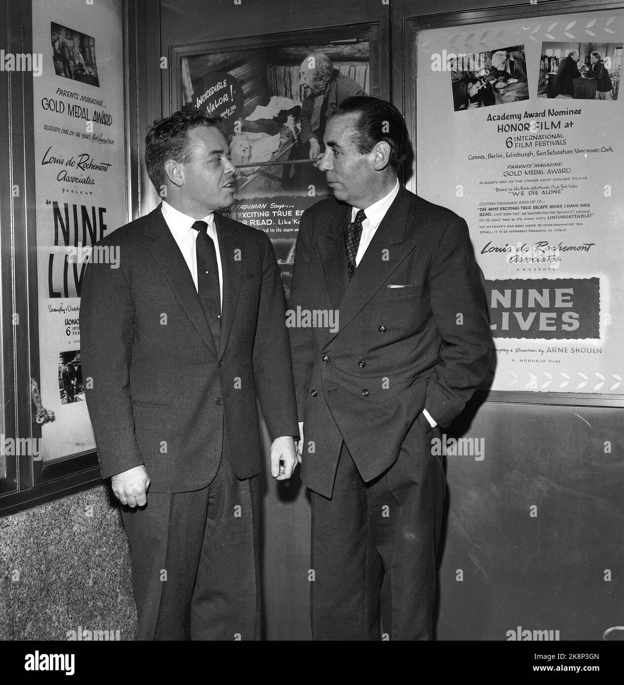 New York USA 19590121 amerikanische Premiere des Films 'Nine Liv' - die Geschichte des Kriegshelden Jan Baalsrud, von 1957, im Guild Theatre in New York. Hier begrüßt Louis de Rochemont III. (Sohn des Produzenten) Jan Baalsrud (Th) vor dem Theater vor der Premiere. Foto: NTB Stockfoto