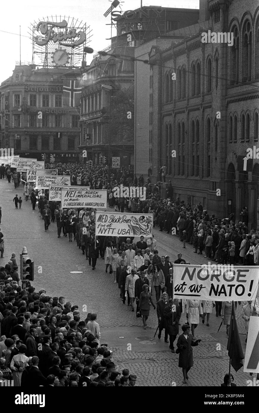 Oslo 19680501 1. Mai Demonstrationen in Oslo. Hier, am 1. Mai, fährt der Zug auf dem Weg zum Karl Johans Tor am Storting vorbei. Plakate mit dem Slogan "Norwegen aus der NATO". Foto: NTB / NTB Stockfoto