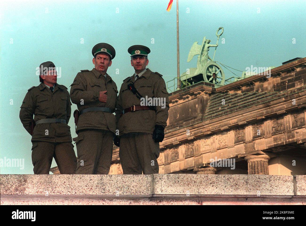 Berlin Deutschland 1989112 Fall der Berliner Mauer: DDR-Soldaten an der Mauer am Brandenburger Tor. Foto: Jørn H. Moen / NTB. Stockfoto