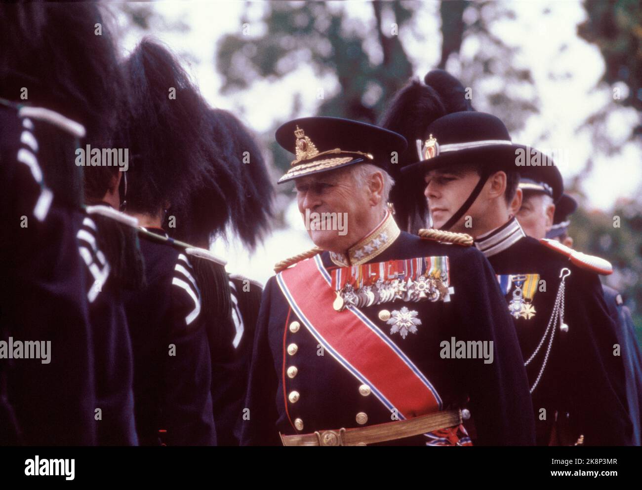 Oslo 19820921 25.-jähriges Jubiläum von König Olav als Regent. Ein lächelnder König Olav inspiziert den Garten unter Feierlichkeit an der Festung Akershus. Foto: Inge Gjellesvik / NTB Stockfoto