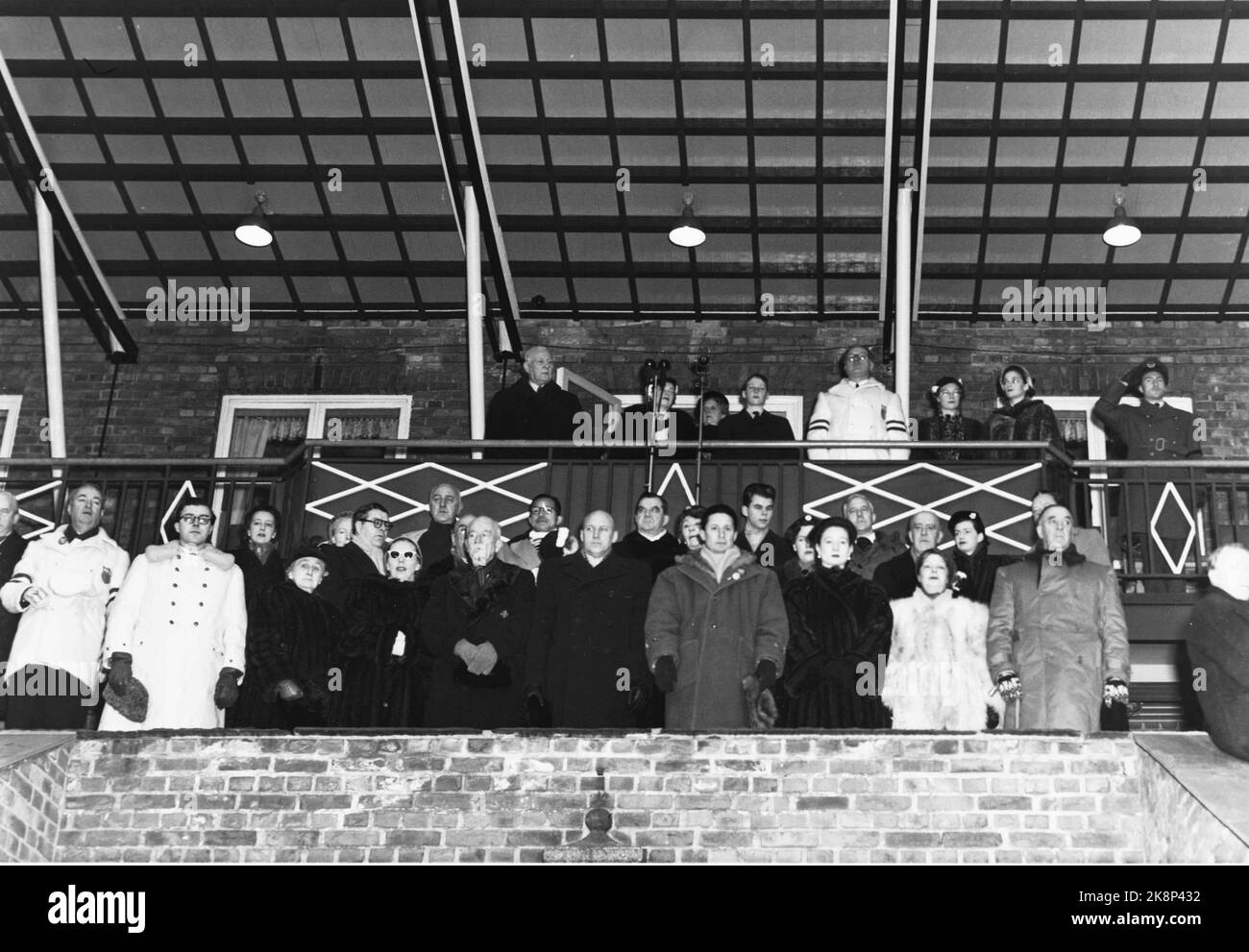 Oslo 19520215 die Olympischen Winterspiele in Oslo: Vom königlichen Stand bei der offiziellen Eröffnungsfeier in Bislett. Hintere Tribüne von der rechten Prinzessin Marie Adelaide von Luxenborg, Josephine Charlotte, Belgien, MC. Brillage Day, Kronprinz Harald und Prinzessin Ragnhild, die die Olympischen Spiele eröffnet haben. Foto: NTB / NTB Stockfoto