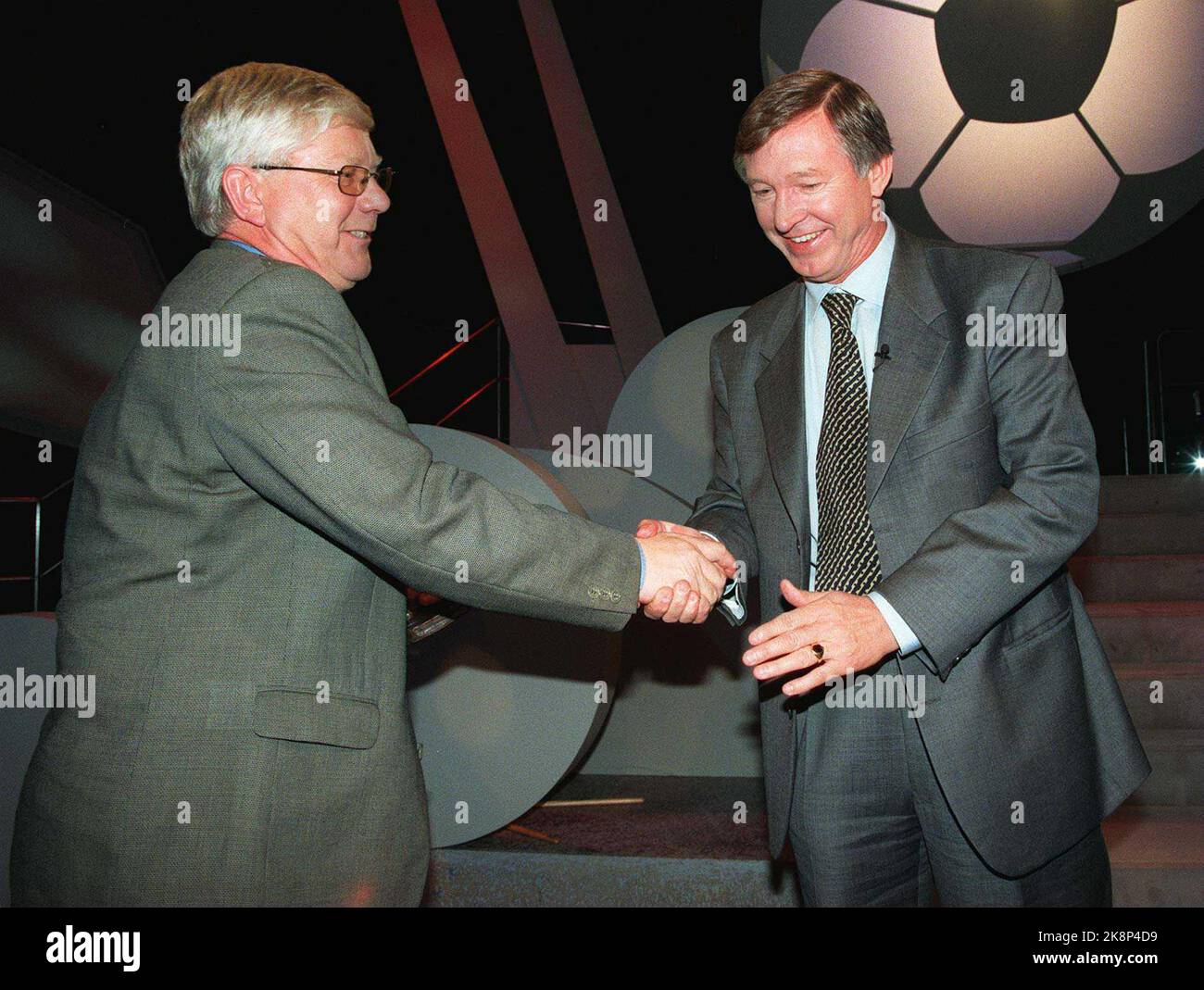 Oslo. Alex Ferguson, Manager von Manchester United, gratulierte dem Rosenborg-Trainer Nils Arne Eggen zum Kniksen-Preis für den besten Trainer. (NTB-Foto: Morten Holm) Stockfoto