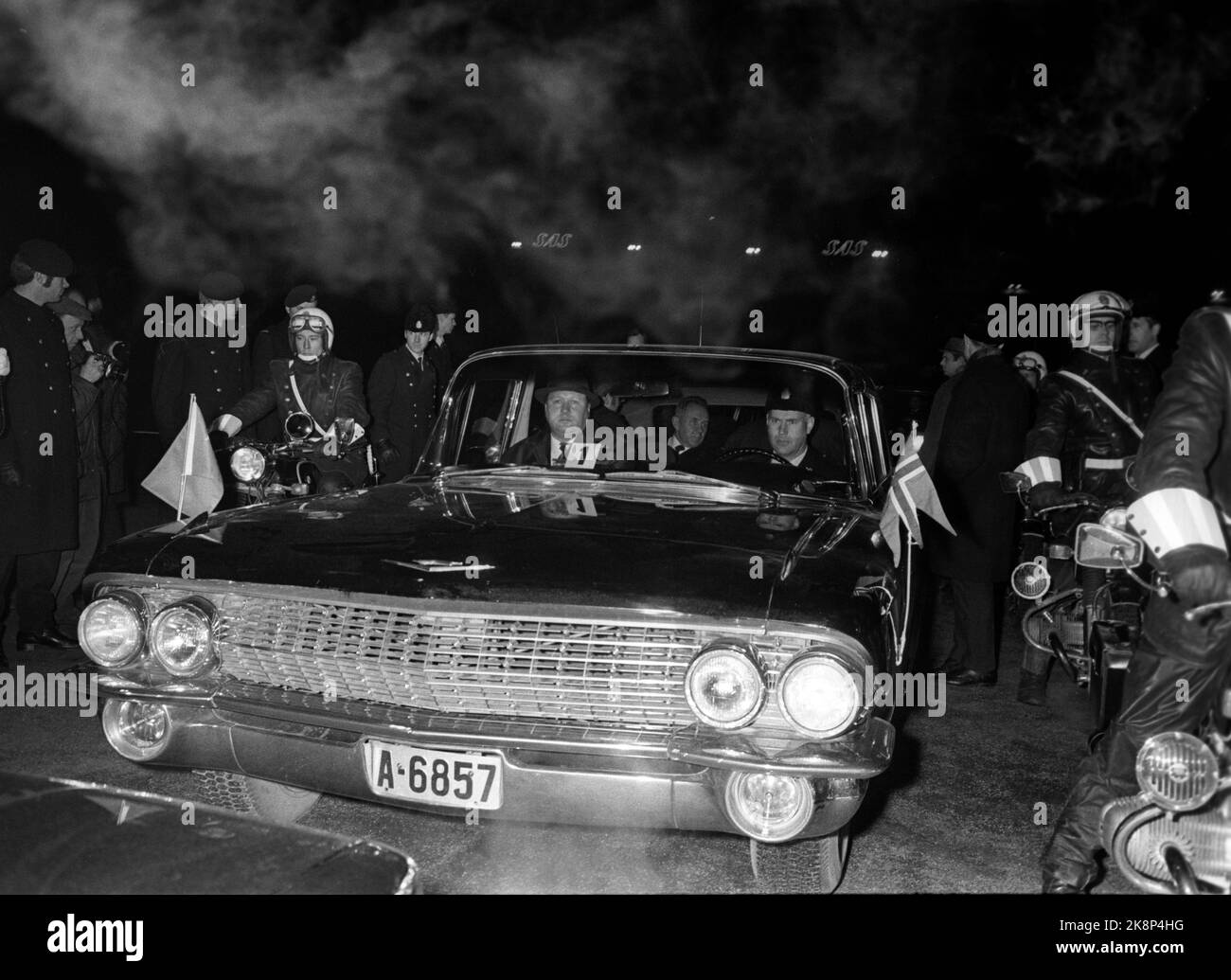 Oslo 19711205 Premierminister des Sowjets Aleksej Kosygin zu norwegischen Besuchen. Hier ist Kosygin auf dem Rücksitz des Autos, das ihn am Flughafen abgeholt hat. TV. Vor dem Auto steht der „Bär“, ein Bodyguard, der dem Präsidenten immer nahe war. Foto: Aaserud / Aktuell / NTB Stockfoto
