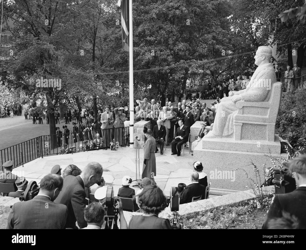 Oslo 19500607. Eleanor Roosevelt ist in Oslo, um die Statue ihres Mannes Frankelin D. Roosevelt in der Festung Akershus zu enthüllen. Hier sehen wir Eleanor Roosevelt, der nach der Enthüllung eine Rede hält. Foto: NTB / NTB Stockfoto