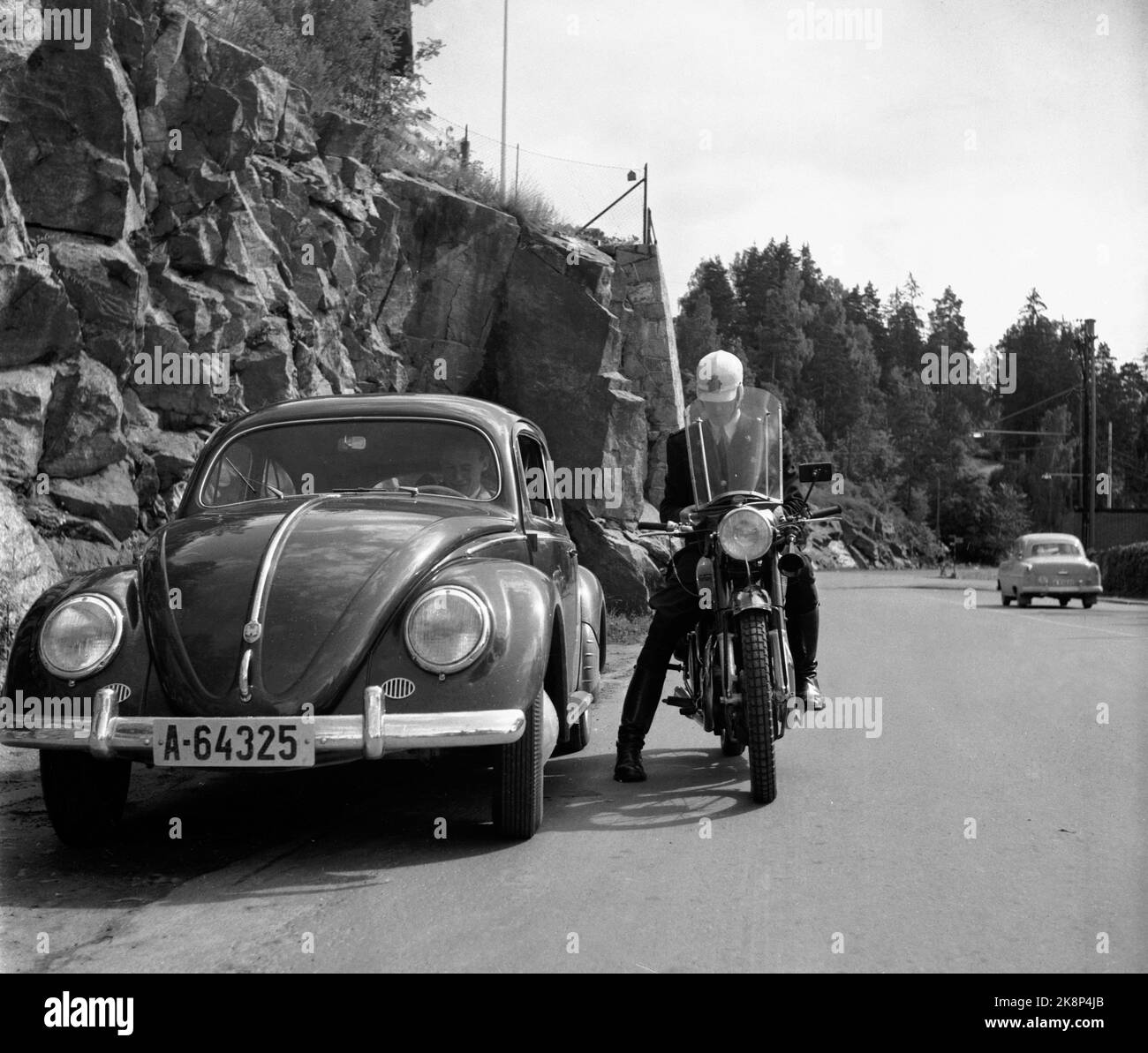 Oslo 19540729 das Justizministerium ordnet häufige Verkehrskontrollen an, um einen Rückgang der ständig steigenden Zahl von Unfällen auf den Straßen zu gewährleisten. Hier stoppt eine Verkehrssteuerung, ein Motorrad-Verkehrskorreck einen Wagen. Foto: NTB / NTB Stockfoto