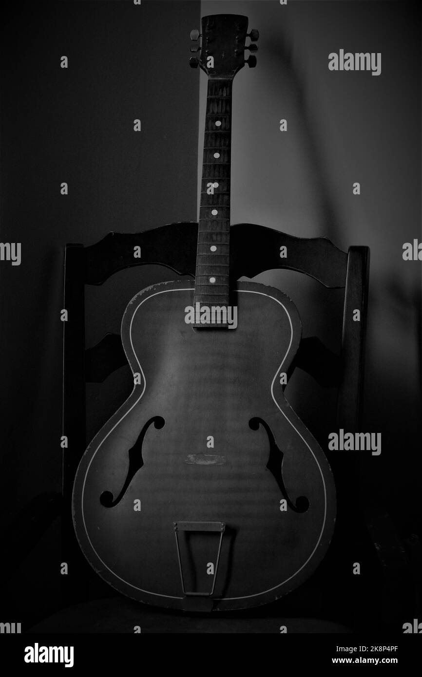 Schwarz-Weiß-Foto der Gitarre Stockfoto