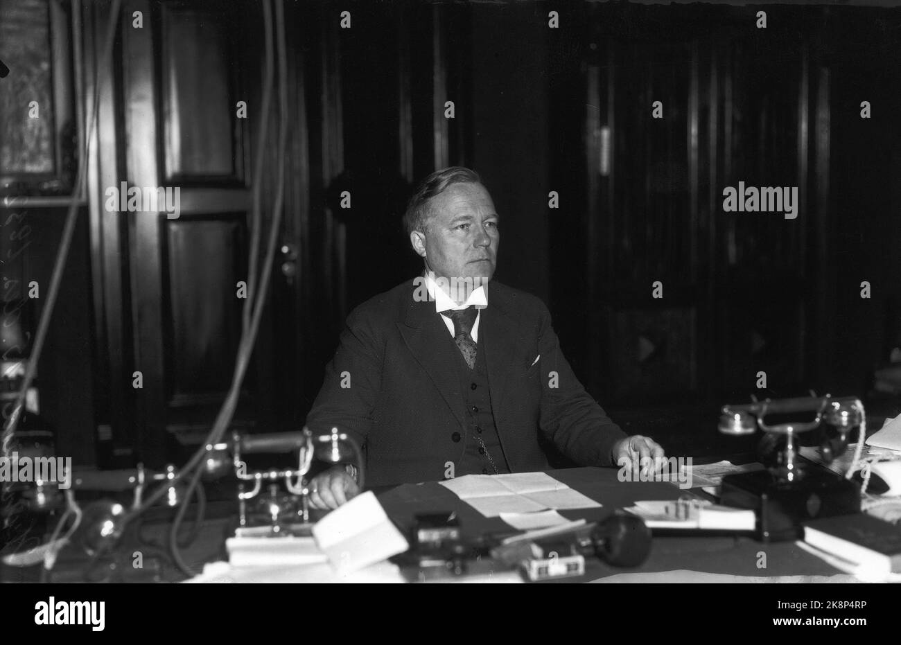 Oslo: Jens Hundseid (1883-1965) norwegischer Politiker, Premierminister vom 14. März 1932 bis zum 3. März 1933. Weiterer parlamentarischer Vertreter der Farmer Party von 1925 bis 1940. Hier wohl der Fotograf während der Premierministerzeit 1932-33) auf dem Desktop, der unter anderem. Nicht weniger als drei Telefone enthält. Foto: NTB Stockfoto