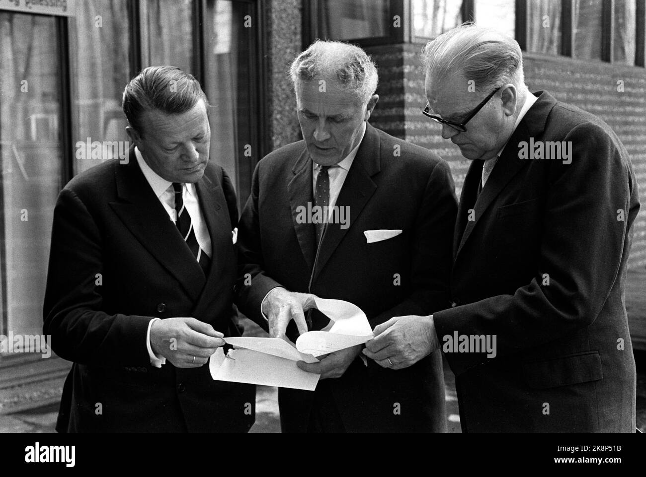 Oslo 19670510 das Jahr 1967 wurde von vielen und langen politischen Debatten für und gegen einen norwegischen Antrag auf Mitgliedschaft in der EWG/dem Gemeinsamen Markt angepeitscht. Hier treffen sich die nordischen Ministerpräsidenten in Norwegen, um über die EWG zu diskutieren. Aus V: Dänemarks Premierminister Jens Otto Krag, Norwegens Premierminister per Borten und Schwedens Premierminister Tage Erlanger, der sich über ein wichtiges Dokument beugt. Foto: NTB / NTB Stockfoto