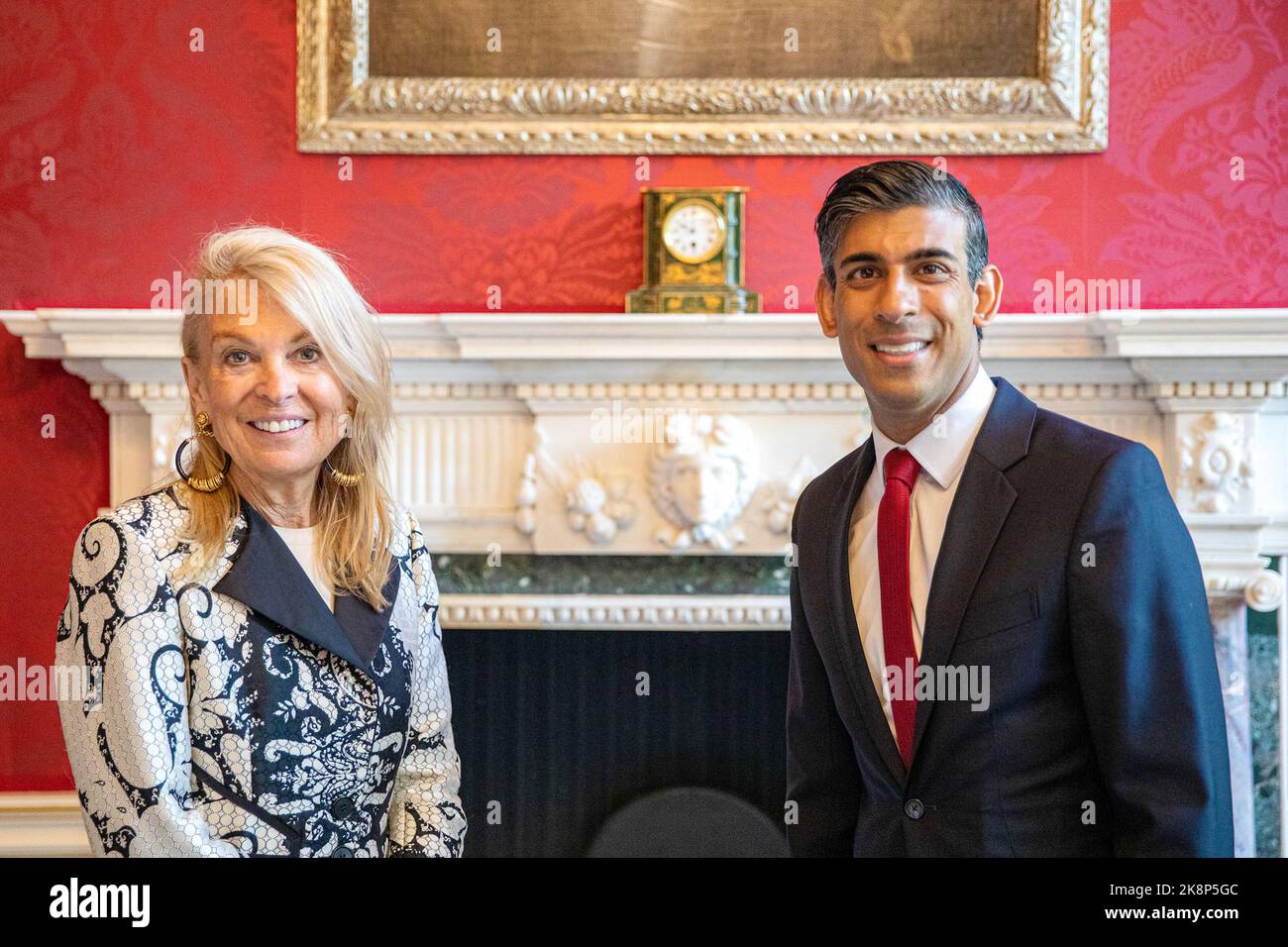 Rishi Sunak - Premierminister des Vereinigten Königreichs - Treffen als Schatzkanzler mit Jane Hartley, US-Botschafterin im Vereinigten Königreich - 2022 Stockfoto